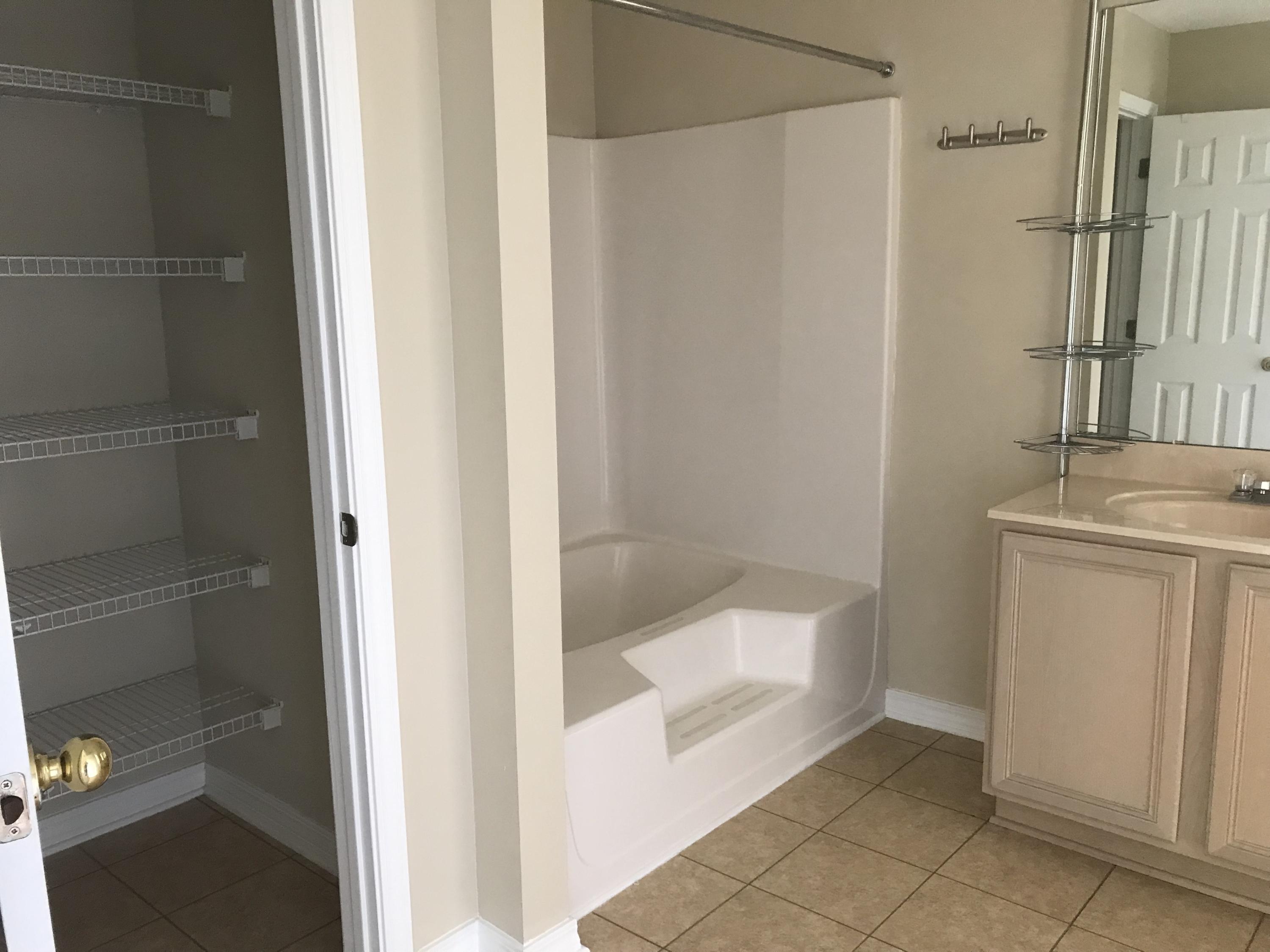 TWIN LAKES ESTATES - Residential Lease