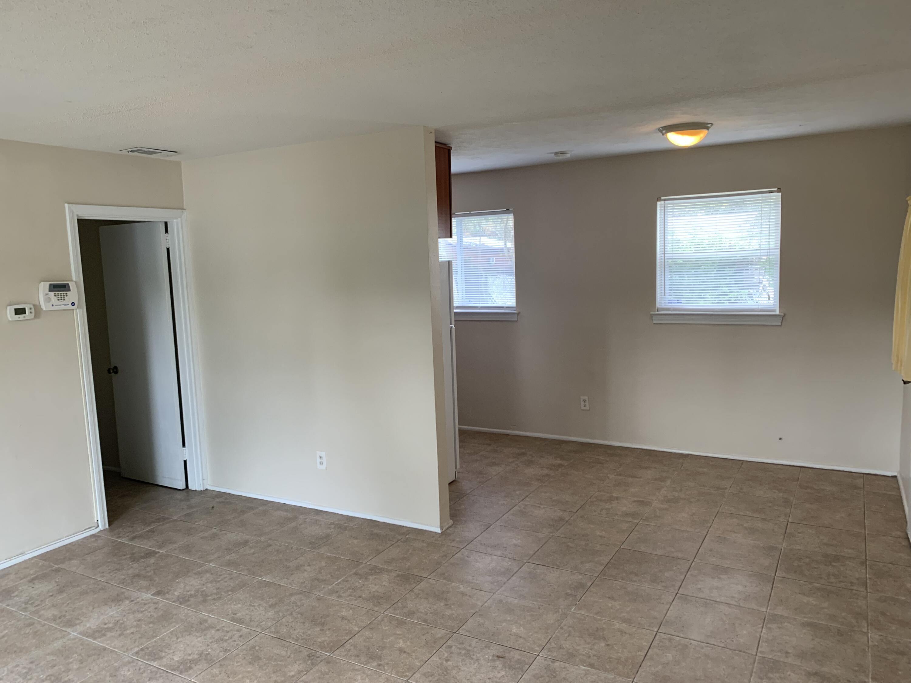 ELLIOTTS POINT 8TH ADDN - Residential Lease
