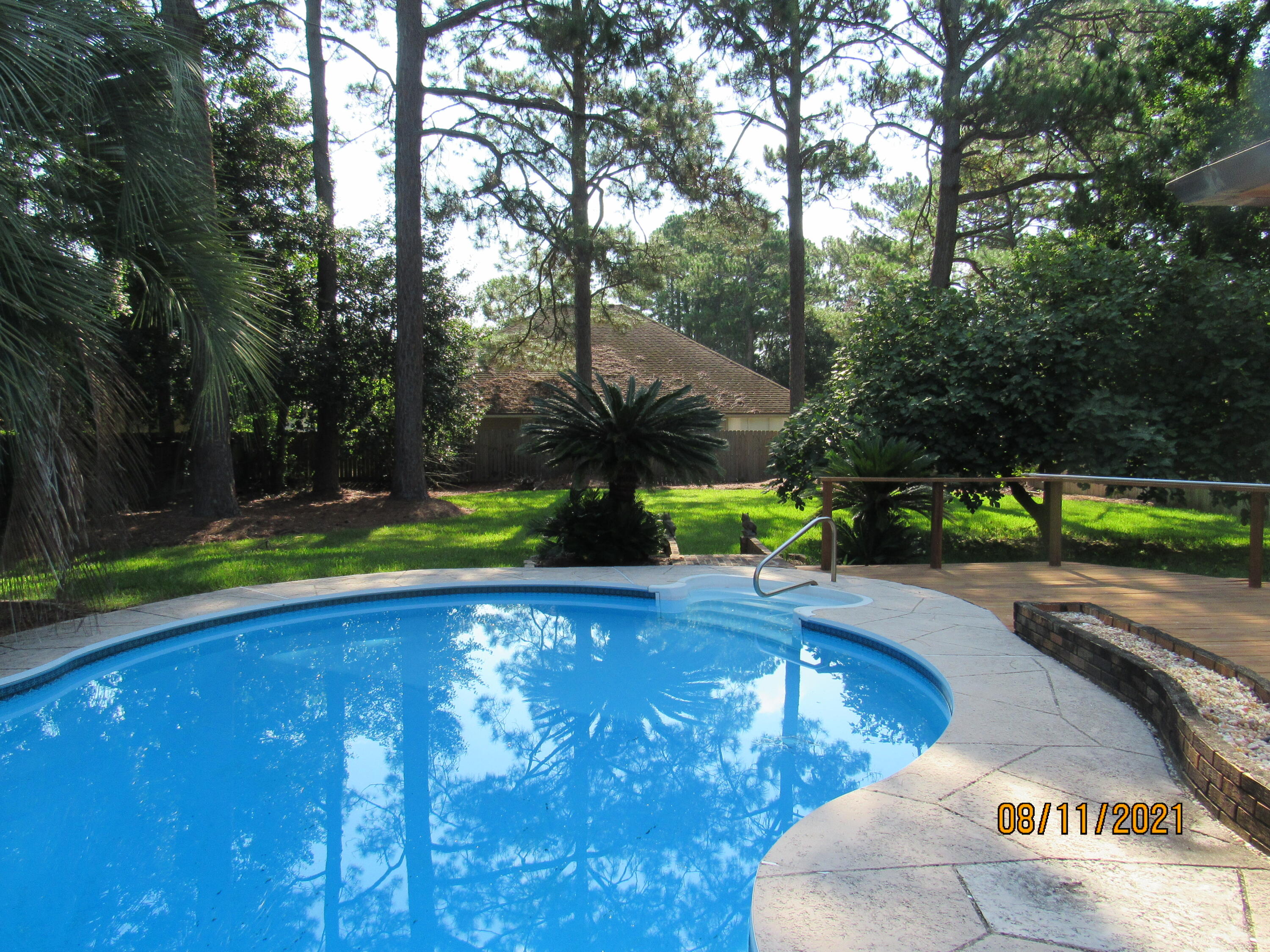 VALPARAISO PINECREST 6 - Residential Lease