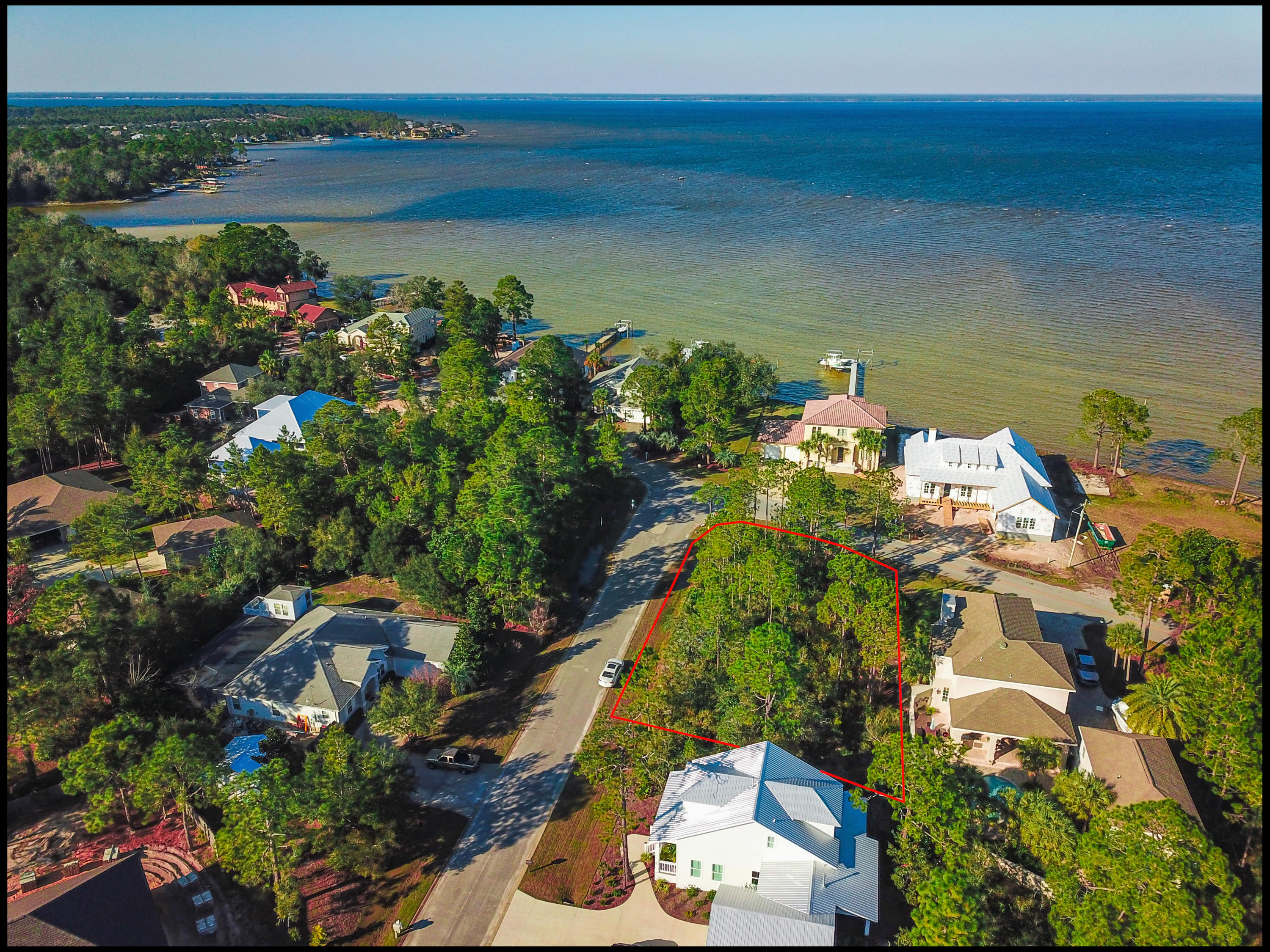 PELICAN BAY - Land