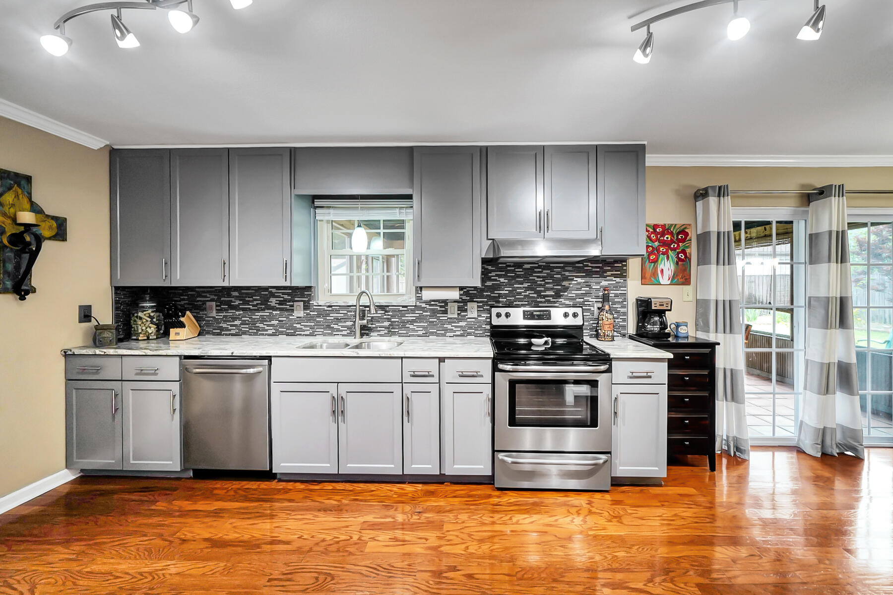 GULF MANOR S/D LOT 9 BLK A - Residential