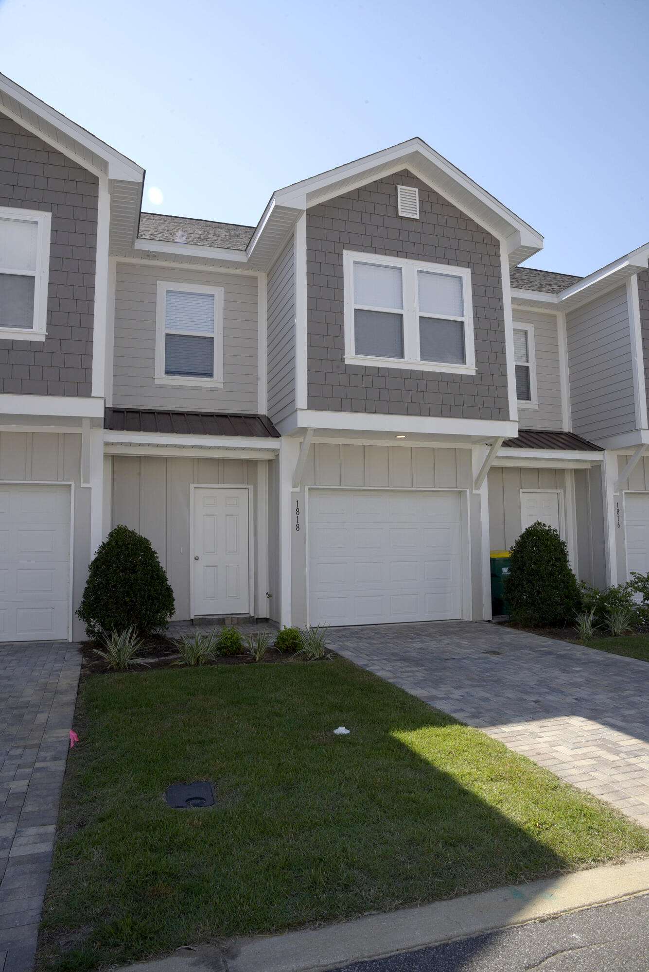 Beautiful luxury townhouse in a secure, gated community, loaded with with high end finishes This delightful 3 bedroom unit with 2 1/2 baths and a 1 car garage has something for everyone!! This unit offers a crisp white finish in the kitchen with granite countertops, stainless appliances and breakfast bar. The open living area adjacent to the kitchen offers access to the backyard. Upstairs you will be pleasantly surprised by the spacious master suite with grand glassed in shower & double vanity. Guest bedrooms are roomy and bright as well as the guest bathroom. Stable Lanes is centrally located between Eglin AFB and Hurlburt AFB and in close proximity to Fort Walton Beach Medical Center as well! Owner will consider pets with restrictions. Requires a non refundable pet fee and any pet must be spayed/neutered, housebroken and current on all shots. NO Smoking! Any person 18 years old or older must apply separately. Tenants requires to carry renter's liability insurance.