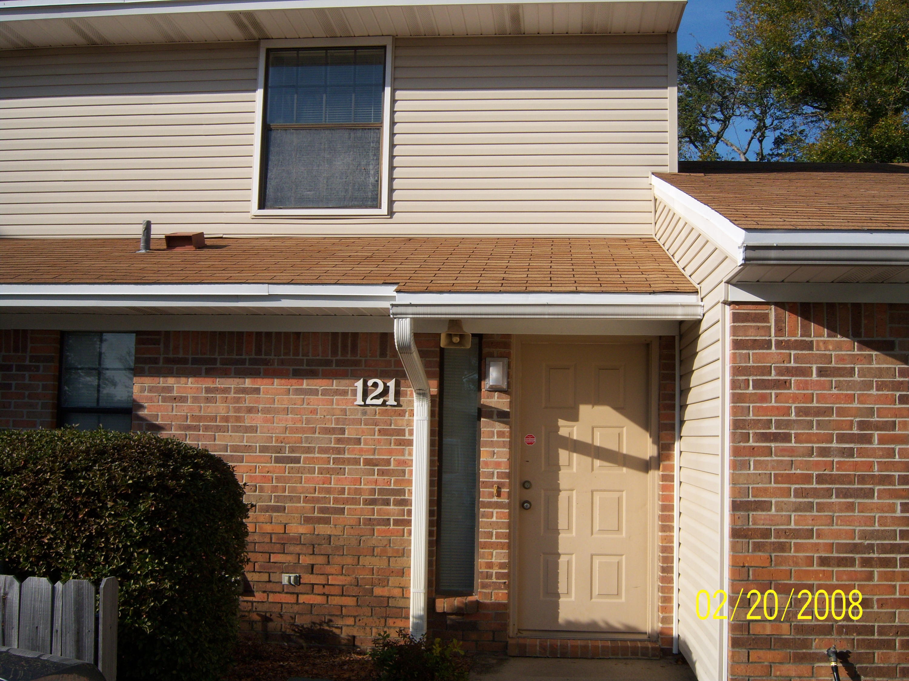 SPACIOUS 2 BEDROOM TOWNHOUSE. WASHER DRYER CONNECTION, BREAKFAST BAR, ADDITIONAL STORAGE ON BACK PATIO. SORRY, NO PETS AND NO SMOKING.