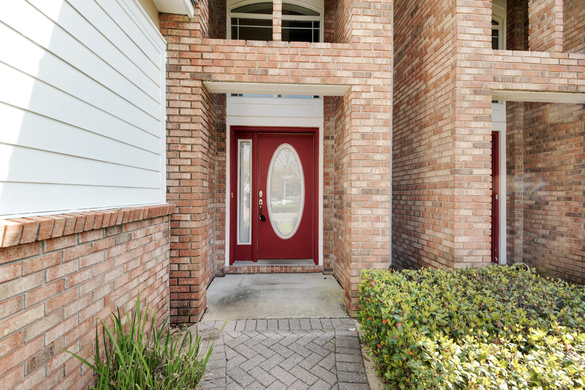 Updated two-story townhome seconds from HWY 98. Tile floors throughout and carpeting in bedrooms, marble bath, separate shower and tub, silestone counterops, 9 foot ceilings, built-in microwave, & one car garage. Yard service included in rent. Cats only (no dogs) allowed, with a non-refundable pet fee. Available 1-9-21