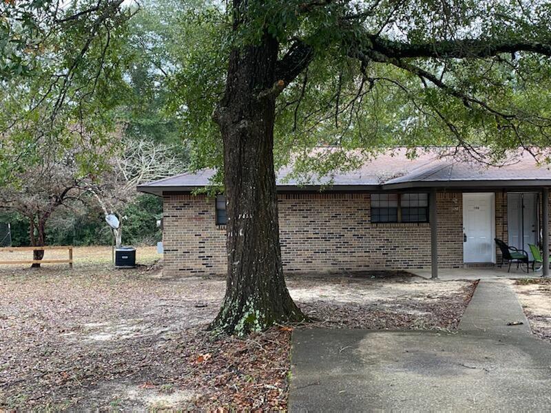 Cozy 2 Br 1 Bath duplex in heart of Defuniak Springs.  Easy drive to highschool, technical college and 331 towards South Walton beaches.**BONUS AMENITY INCLUDED** An additional charge of $20 per month will be due with monthly rent payments to have HVAC filters delivered to the home approximately every 30 days under the Utility & Maintenance Reduction Program to help you save 5-15% your heating and cooling bill as well as create a clean healthy living environment.