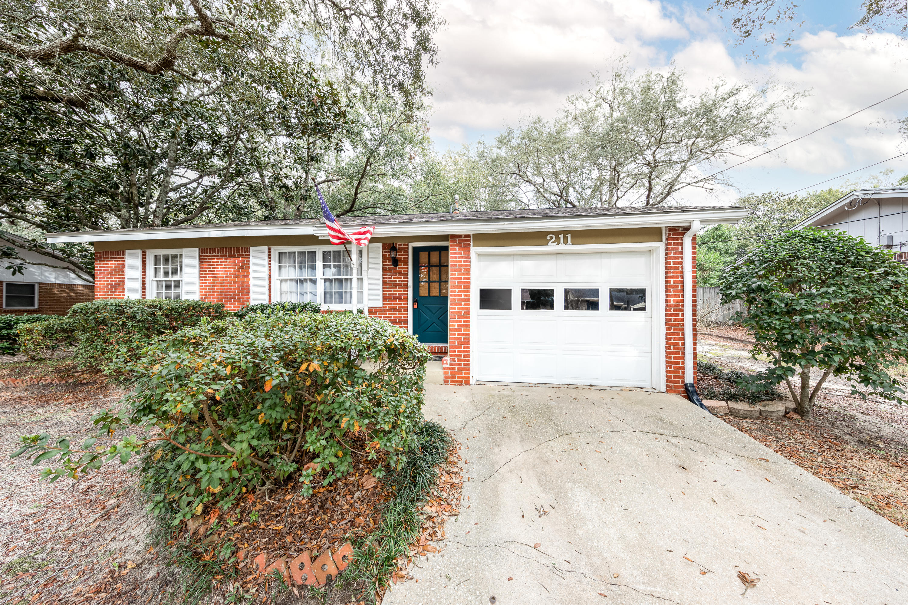 Looking for a great starter home or your first investment property? Look no further. Centrally located in town and within walking distance to Niceville's premium schools. Great commute to Eglin AFB or Duke Field and just a short drive to the beautiful beaches of the Emerald Coast. Home is move in ready with a large, fenced-in backyard, flex space, gas cooktop in kitchen, double oven, storage in garage. Home does have aluminum wiring. Call or text for additional information or to schedule a preview.