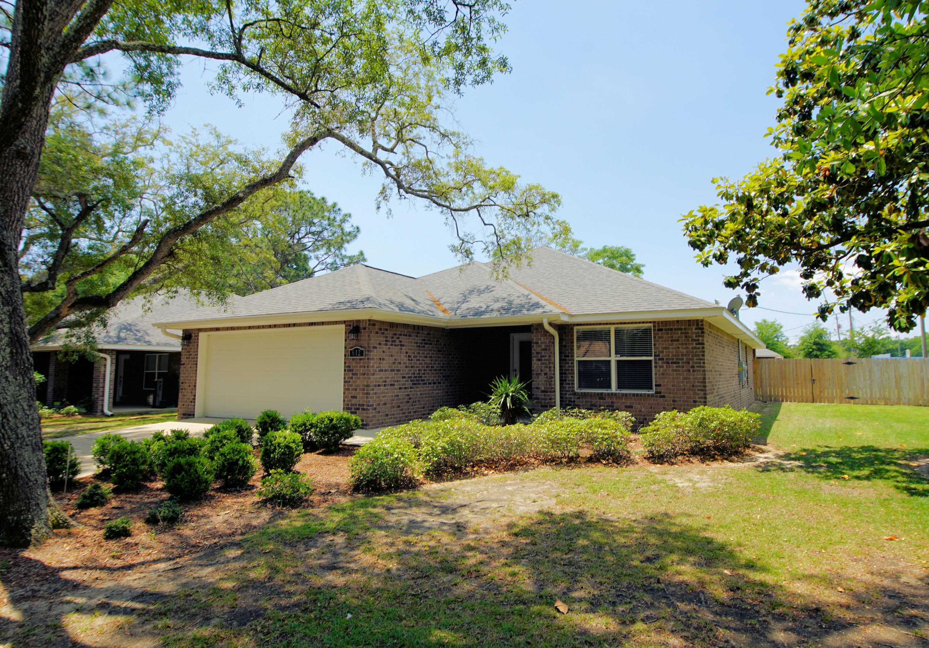 1-STORY ALL BRICK HOME. COVERED FRONT ENTRY. SPACIOUS LIVING ROOM. WONDERFUL, OPEN KITCHEN HAS BREAKFAST BAR, LOTS OF CABINET SPACE, PANTRY, GRANITE COUNTERS. MASTER BEDROOM FEATURES A BATH WITH TILED STEP-IN SHOWER & A SEPARATE TUB, DUAL VANITIES & WALK-IN CLOSET. CERAMIC TILE FLOORS IN LIVING AREAS, CARPETED BEDROOMS. ALL ADDITIONAL GOOD SIZED BEDROOMS - ONE WITH A LARGE WALK-IN CLOSET. FRENCH DOOR LEADS OUT TO THE LANAI. PRIVACY FENCED BACKYARD. LAWN PUMP AND SPRINKLER SYSTEM. INSIDE LAUNDRY. FABRIC SHIELD FOR WINDOWS. 2-CAR GARAGE WITH AUTO OPENER. CONVENIENT LOCATION NEAR SAMS, WALMART, LOWES.
