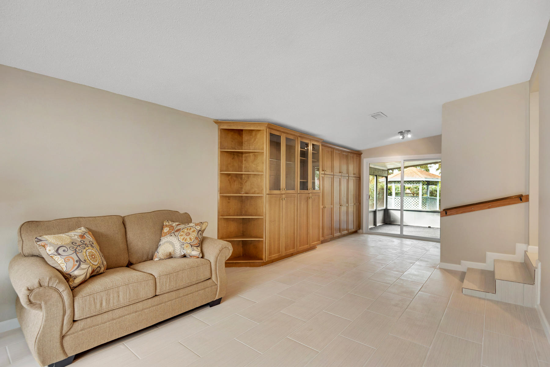 HOWARD S/D LOT 24 - Residential