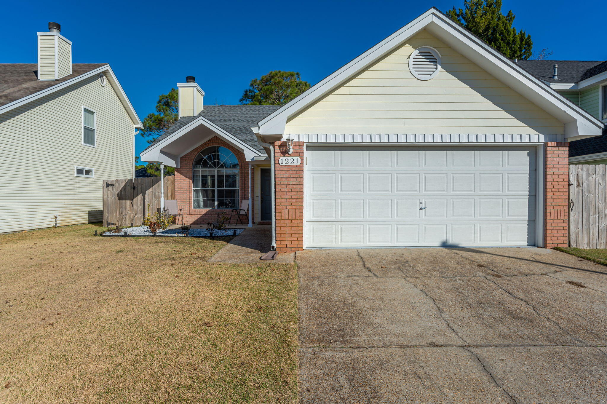 LAKE CHARLESTON - Residential Lease