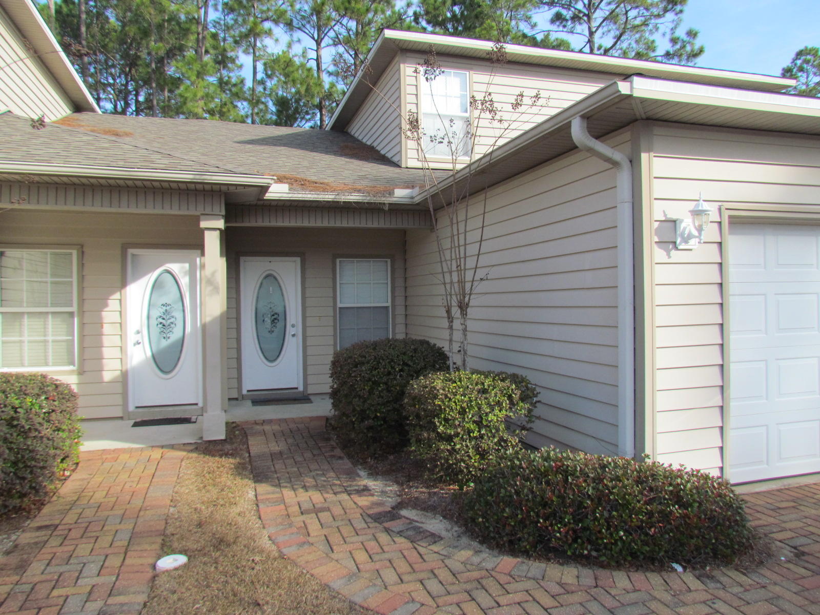 Great 3- bedroom 2 bath Townhome located in Valparaiso; close to Eglin AFB and Niceville proper.Kitchen has granite counter tops, stainless appliances, tile floors, downstairs master bedroom and a single car garage!Available 05/06/19, owner will consider pets with non refundable pet fee and refundable deposit per animal.