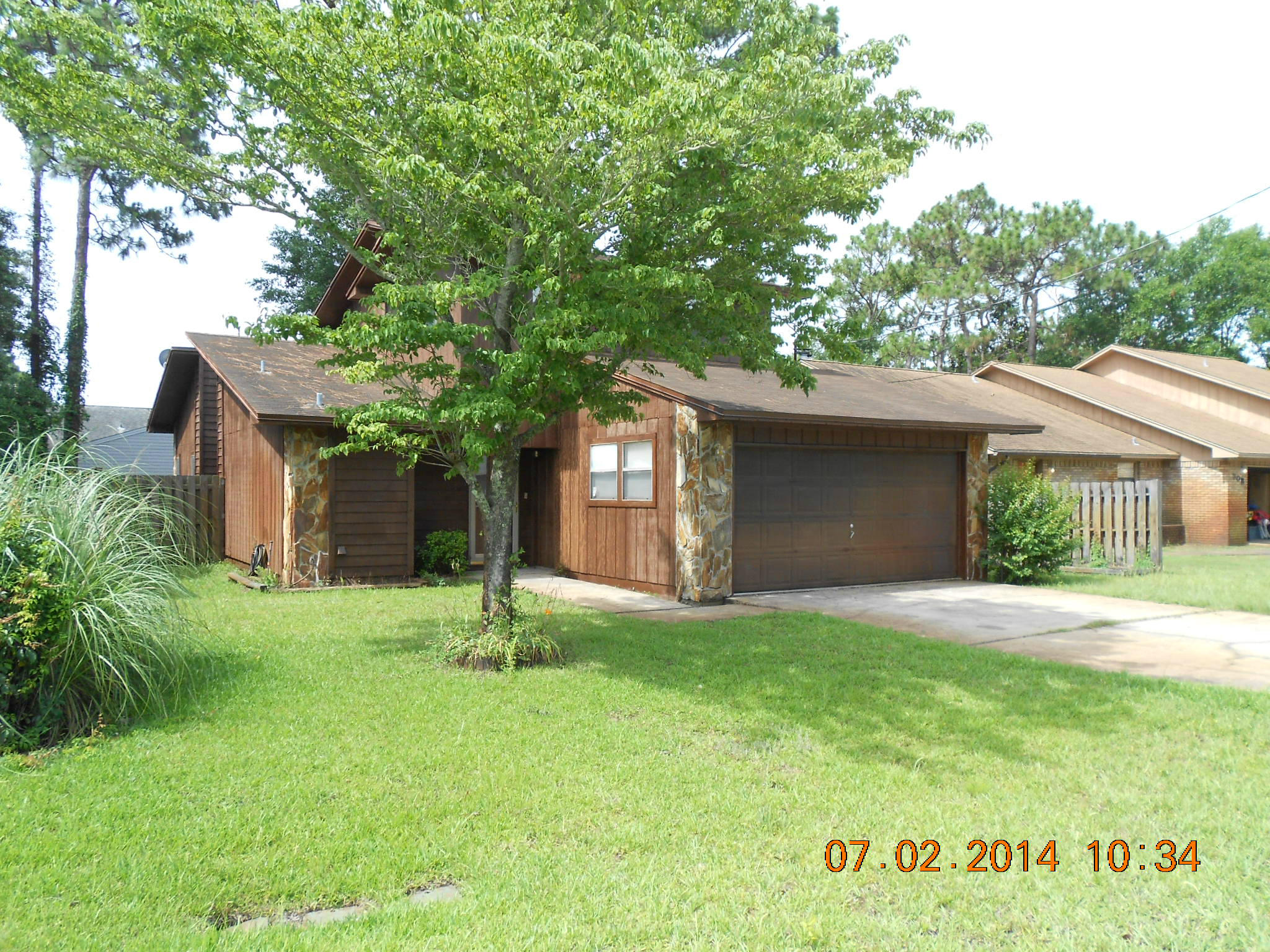 Quiet neighborhood tucked in the middle of everything. Near Eglin's West Gate, a block from Shalimar Little League Park, just a bike ride from elementary and middle schools. Close to shopping. Vaulted ceilings, 2 bedrooms upstairs 1 bedroom first floor. Fenced back yard, wood floors in the living room, tile downstairs, carpet in bedrooms. Pets accepted with owner approval and a non-refundable pet fee. No smoking. NO CATS!!!!!