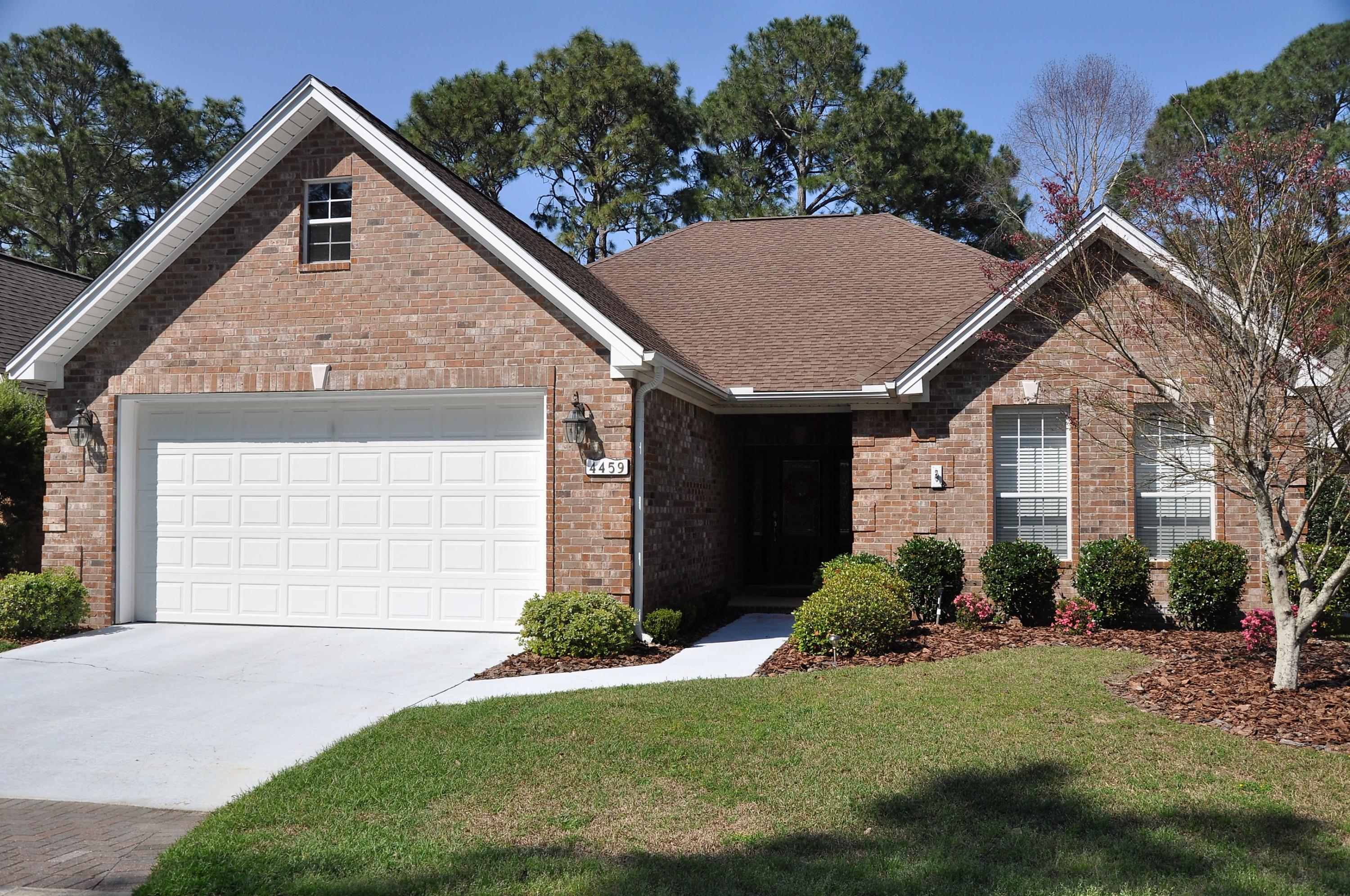 Executive brick home on the golf course in Turnberry Place. Large tile foyer entry, with 11 foot smooth ceilings and deep crown molding. Large 24 by 19 foot great room with gas log fireplace and 11 foot double tray ceiling and many windows for lots of light and a great view of the golf course. Great Room is open to dining area and kitchen. Beautiful large kitchen, custom wood cabinets, granite counter tops, Stainless Steel appliances, brushed nickel faucets, granite island work area. Large kitchen pantry. Very large Master suite, tray ceiling, and bay windows. Master bath has double vanity, cultured marble tops, whirlpool tub, separate shower, and large walk in closet. Two large additional bedrooms with adjoining full bath. Large 24x12 foot screened porch overlooks a spacious back yard.