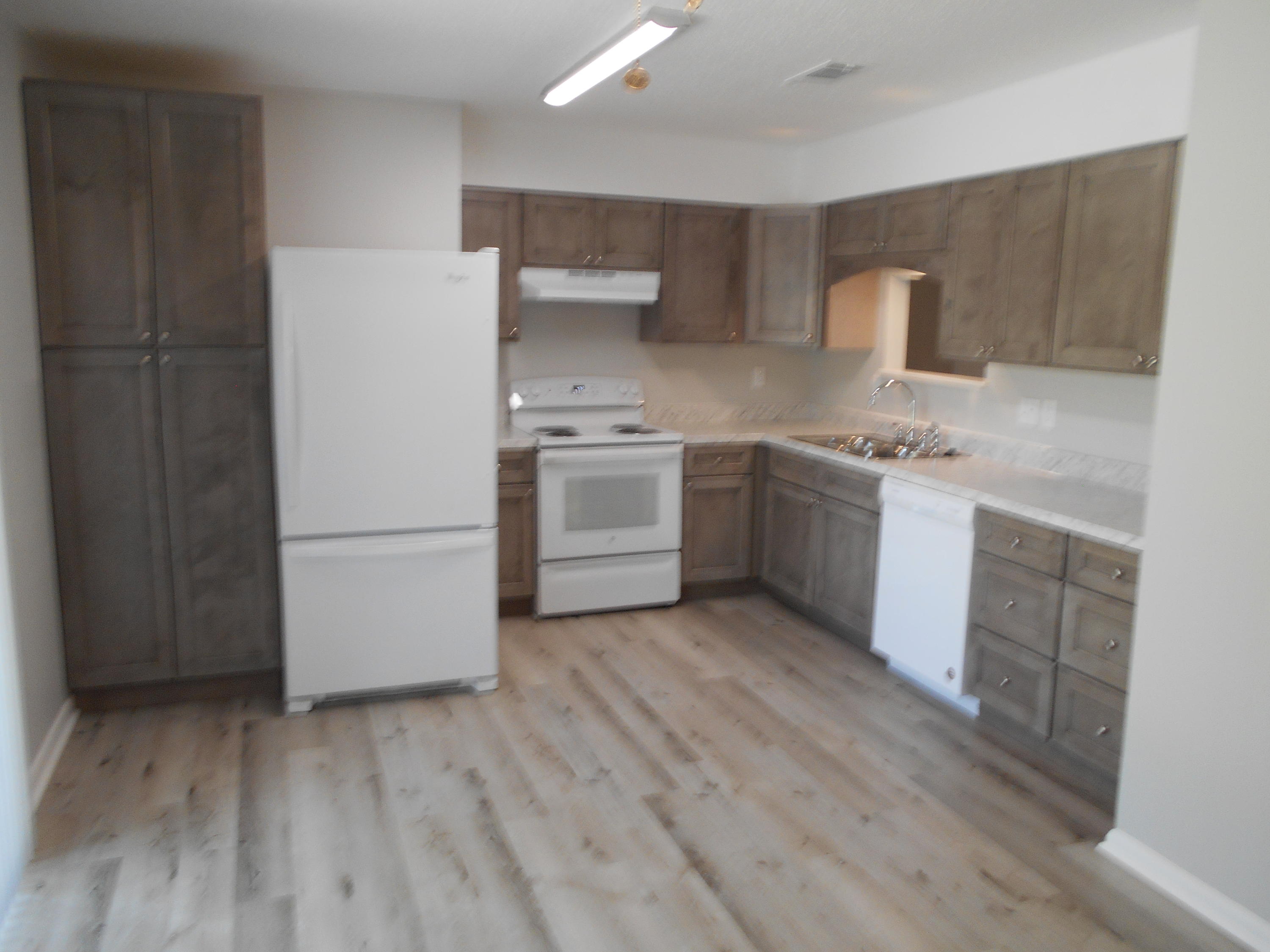 CUTE AND CONVENIENT! LOCATED BETWEEN EGLIN AFB AND HURLBURT FIELD. NEW QUIET CLOSE KITCHEN CABINETS W/ NICE SIZE PANTRY, NEW STOVE/OVEN, RANGEHOOD, DISHWASHER AND GARBAGE DISPOSAL. BEAUTIFUL COUNTERTOPS. NEW FLOORING THRUOUT. NO CARPET. NEW BATH VANITIES AND TOILETS. NEW FIXTURES. FRESHLY PAINTED INSIDE. ONE CAR GARAGE AND YARD BUILDING FOR THAT EXTRA STUFF. EXTERIOR FRESHLY PAINTED. PETS ALOWED WITH OWNER APPROVAL AND NON REFUNDABLE PET FEE DEPENDING ON TYPE/SIZE/QUANTITY OF PETS. THANKS!