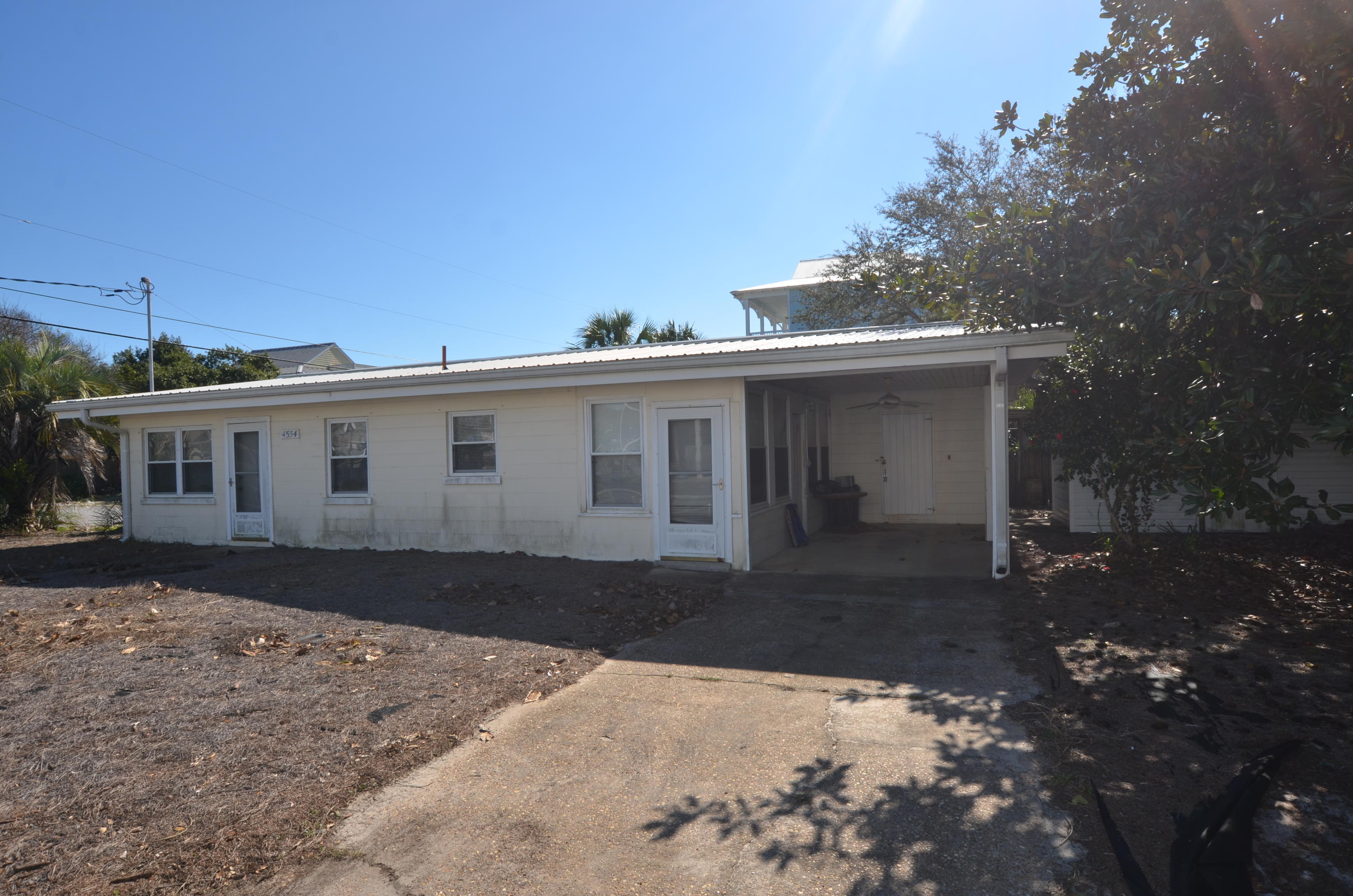 Quaint beach bungalow home,one block form Gulf , walking distance to shops,restuarants,and activites of the Destin Commons! Freshly repainted, new appliances, and HUGE sunroom.