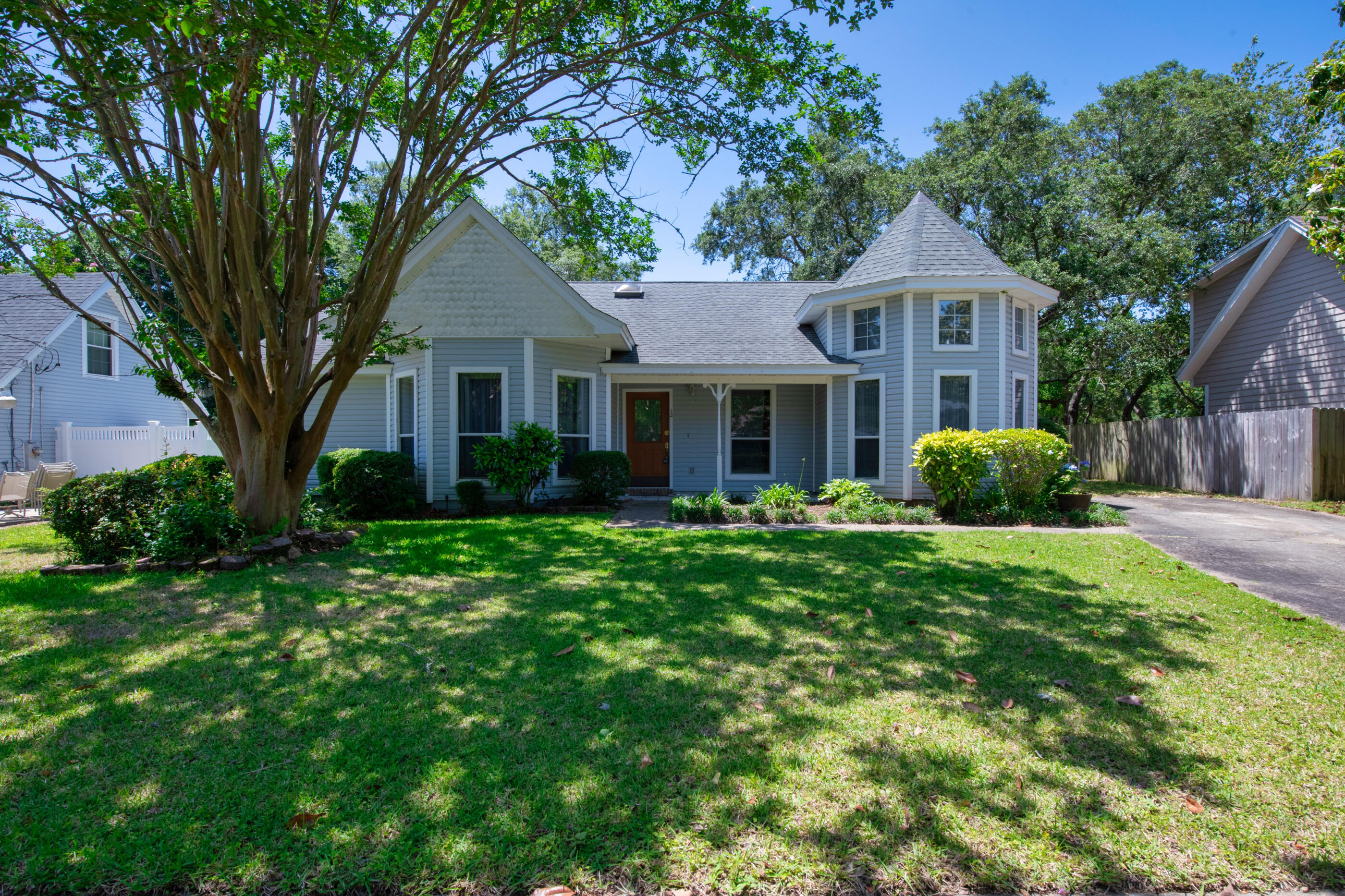 BEAUTIFUL HOME IN THE HEART OF MARY ESTHER. THIS HOME HAS A NICE MIX OF HIGH CEILINGS BOASTING 10FT AND 12FT IN CERTAIN ROOMS AND LOTS OF CUSTOM FEATURES.YOU WILL FIND CROWN MOLDING AND CHAIR RAIL IN THE LIVING AREAS.THE LIVING ROOM IS LARGE WITH A COZY FIREPLACE THAT HAS CONVENIENT GAS LOGS. THERE IS A WONDERFUL SITTING AREA JUST OFF THE LIVING ROOM THAT WOULD MAKE A FANTASTIC OFFICE SPACE. THE FORMAL DINING ROOM HAS A TRAY CEILING AND AMPLE SPACE FOR THOSE SPECIAL DINING OCCASIONS. THE KITCHEN OPENS UP TO A VERY NICE SCREENED PORCH. IN THE MASTER BEDROOM AREA YOU HAVE THE TALL CEILINGS, CROWN MOLDING AND A SITTING AREA.THE MASTER BATH IS A GOOD SIZE AND CAN ACCOMMODATE THE A DRESSER. THE BACKYARD IS PLENTY LARGE ENOUGH IF ONE SHOULD WANT TO INSTALL A POOL.
