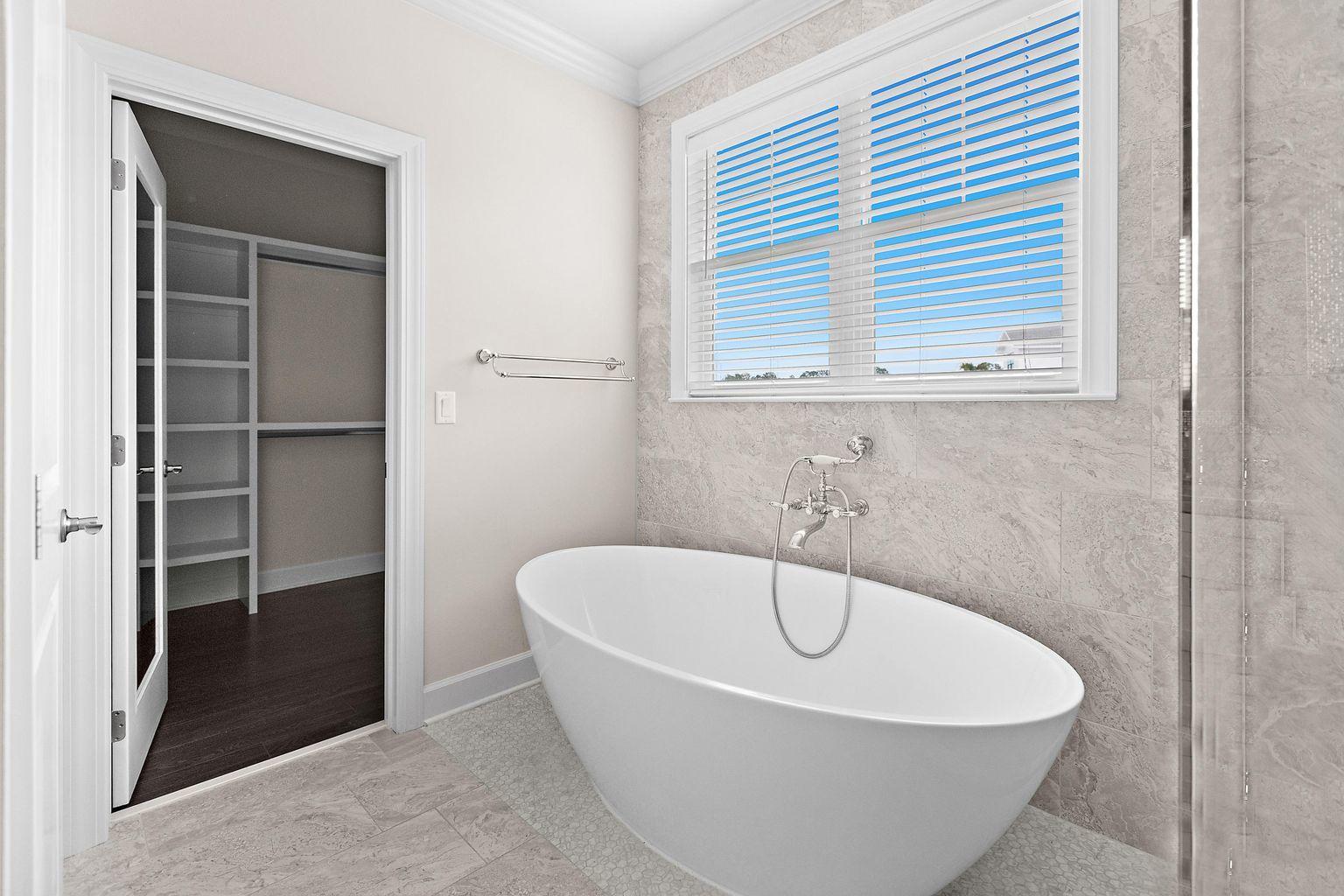 LAKEVIEW ESTATES - Residential Lease