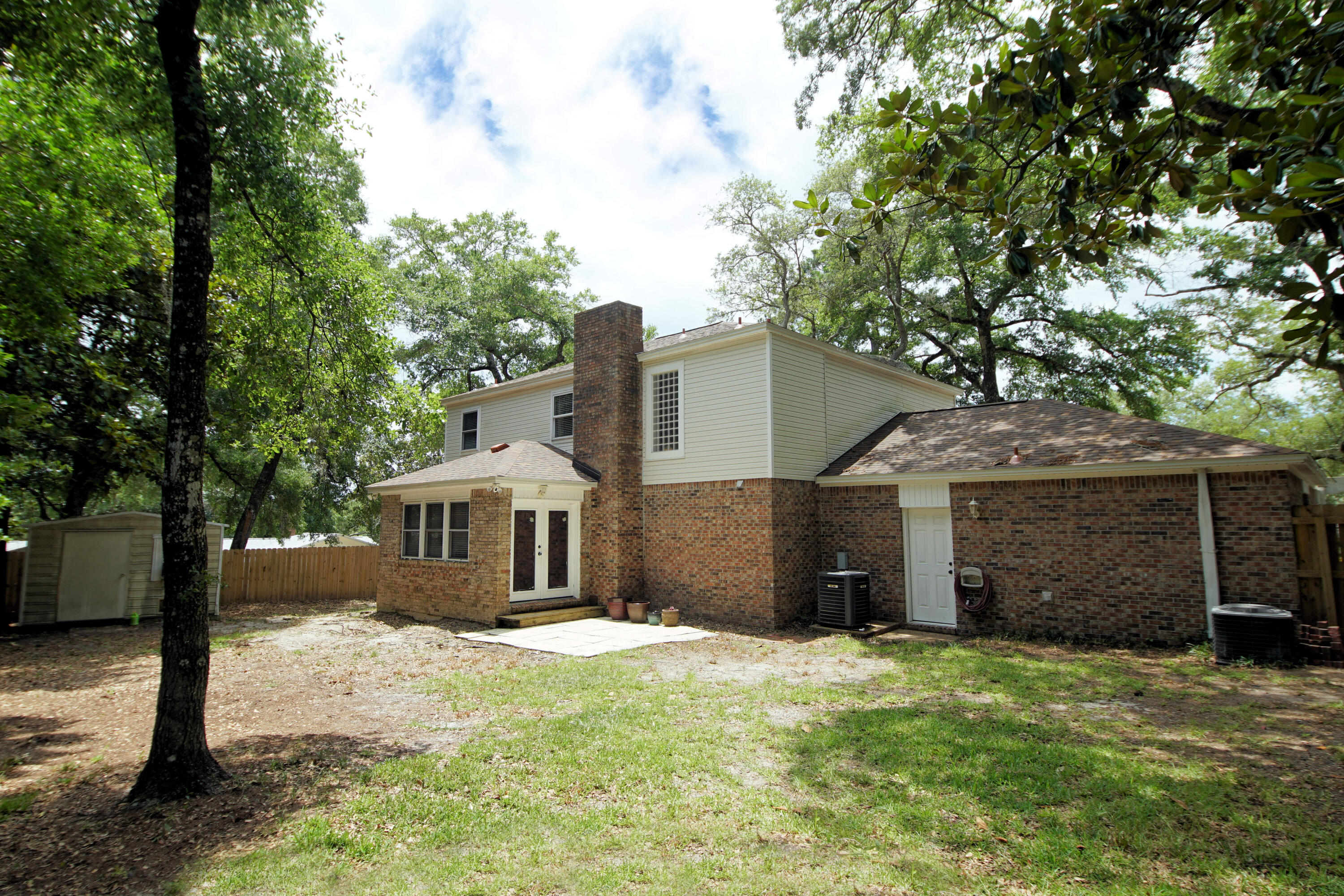 COUNTRY CLUB ESTATES - Residential Lease