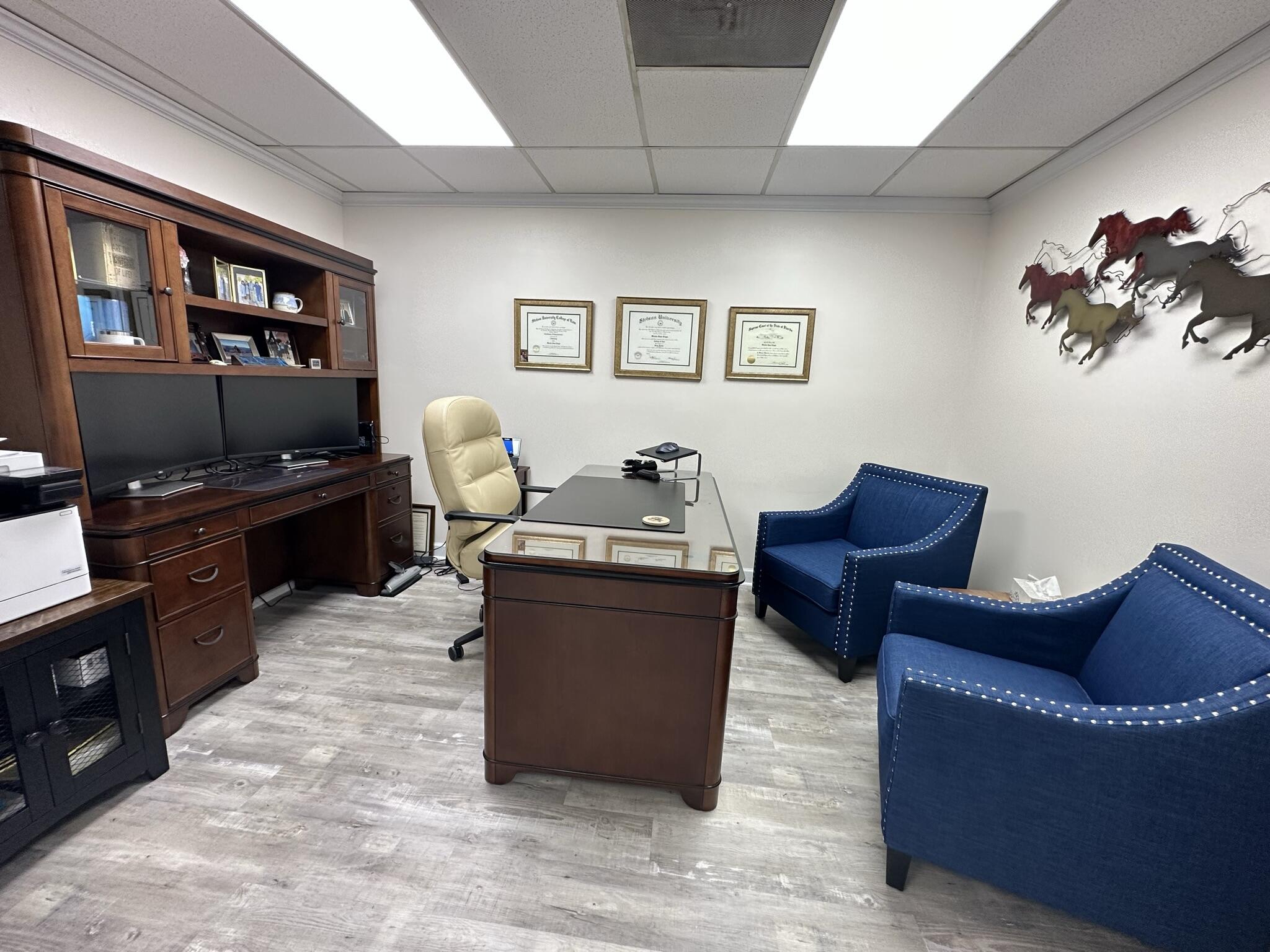 Great location on the South end of town! Perfect for a Professional or Doctor's office.
Recently remodeled!