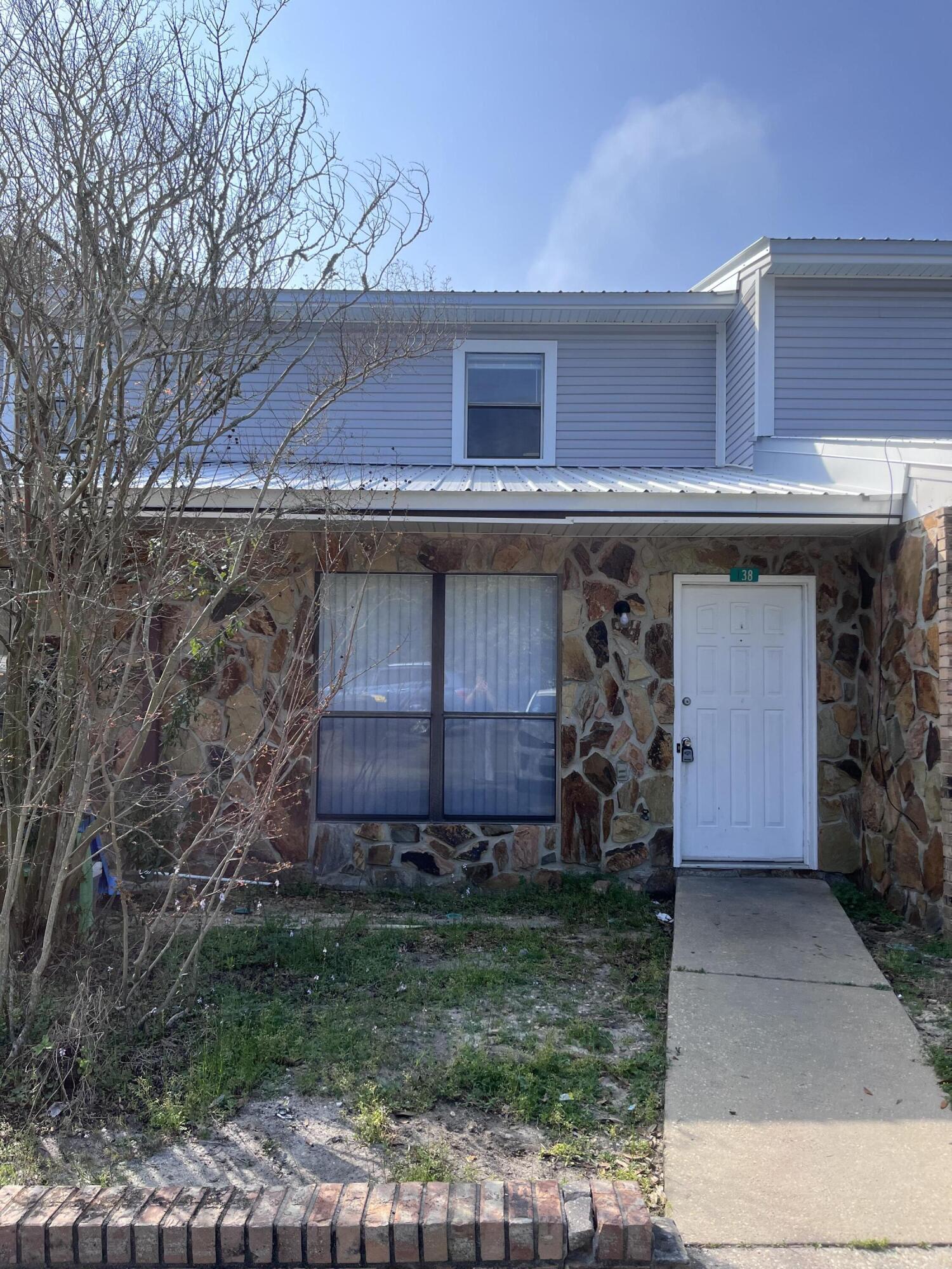 DOWNTOWNER - Residential Lease