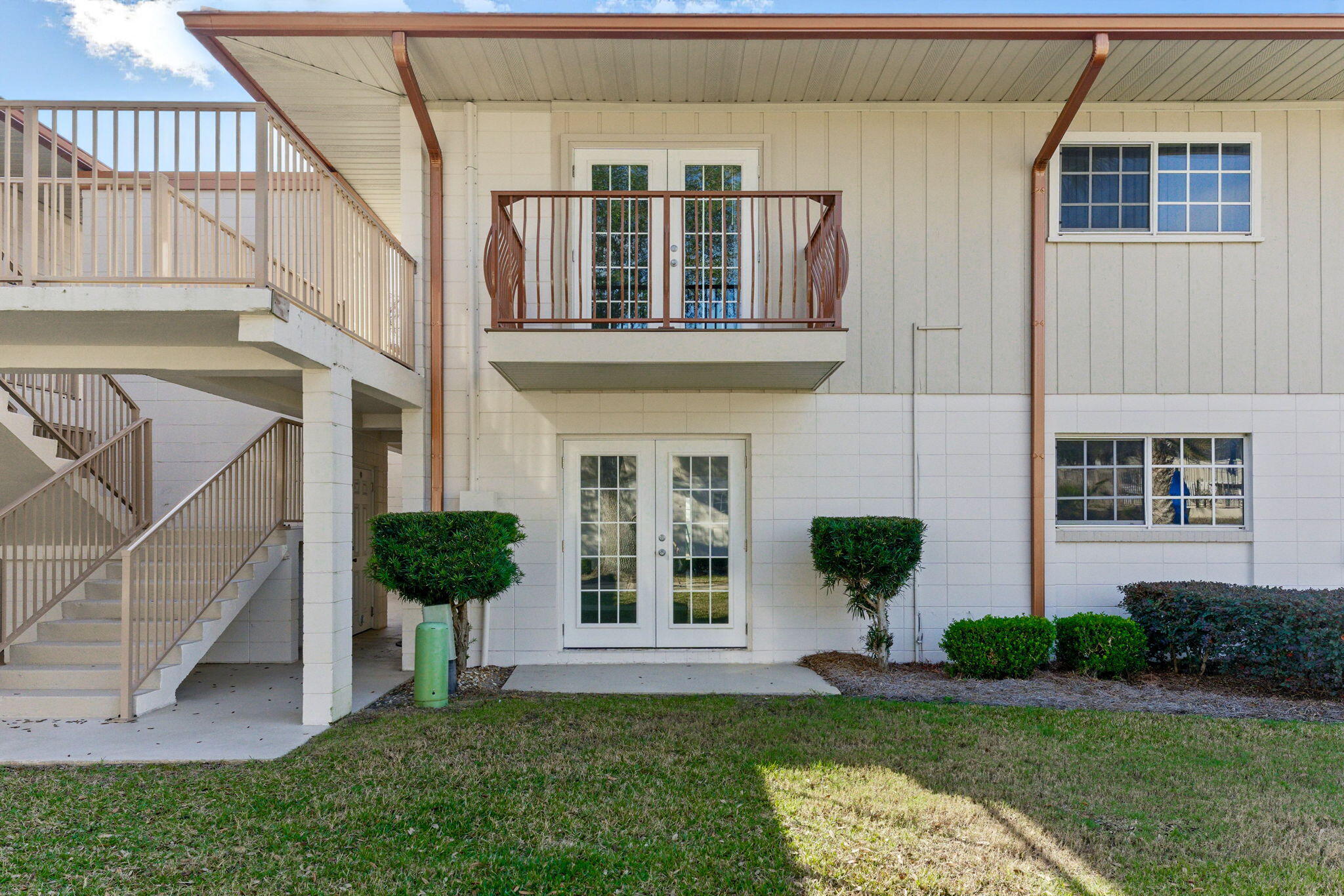 MOVE-IN READY second story condo overlooking the beautifully landscaped courtyard at Landmark Condominiums- a Waterfront community in St Andrews. Freshly painted with new vinyl plank floors throughout, this condo would be perfect for a second home or investment property. Enjoy a short walk under the beloved oak trees to Historic Downtown St Andrews or a short bike ride to the revived Downtown Panama City. While at Landmark, enjoy 2 community pools, a dock, fitness room and a covered pavilion with gas grills. Call your agent and schedule a private tour today!