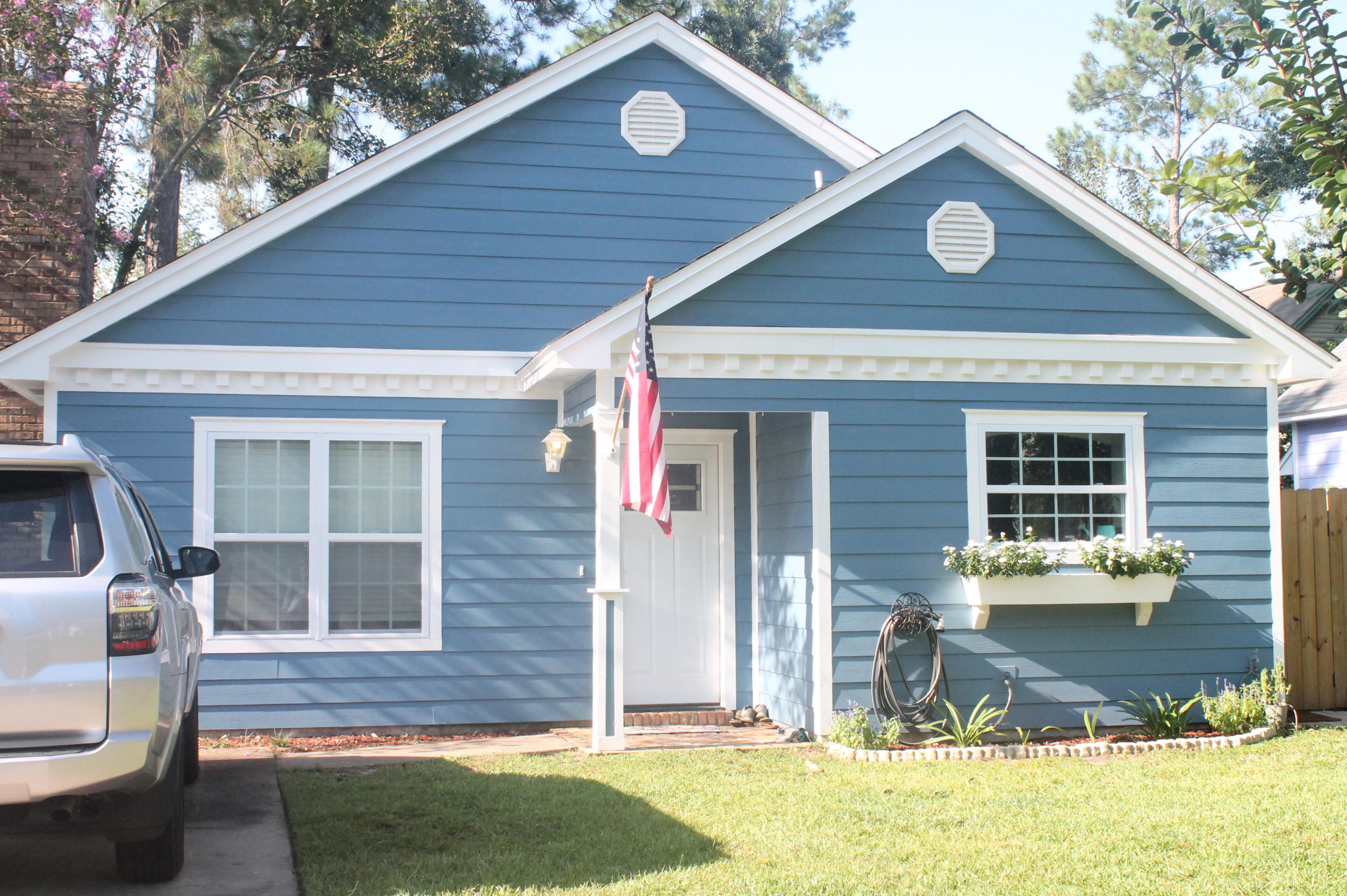 Super cute updated home in the heart of FWB. Close to schools, beaches, base, and shopping. Call today for showing instructions!