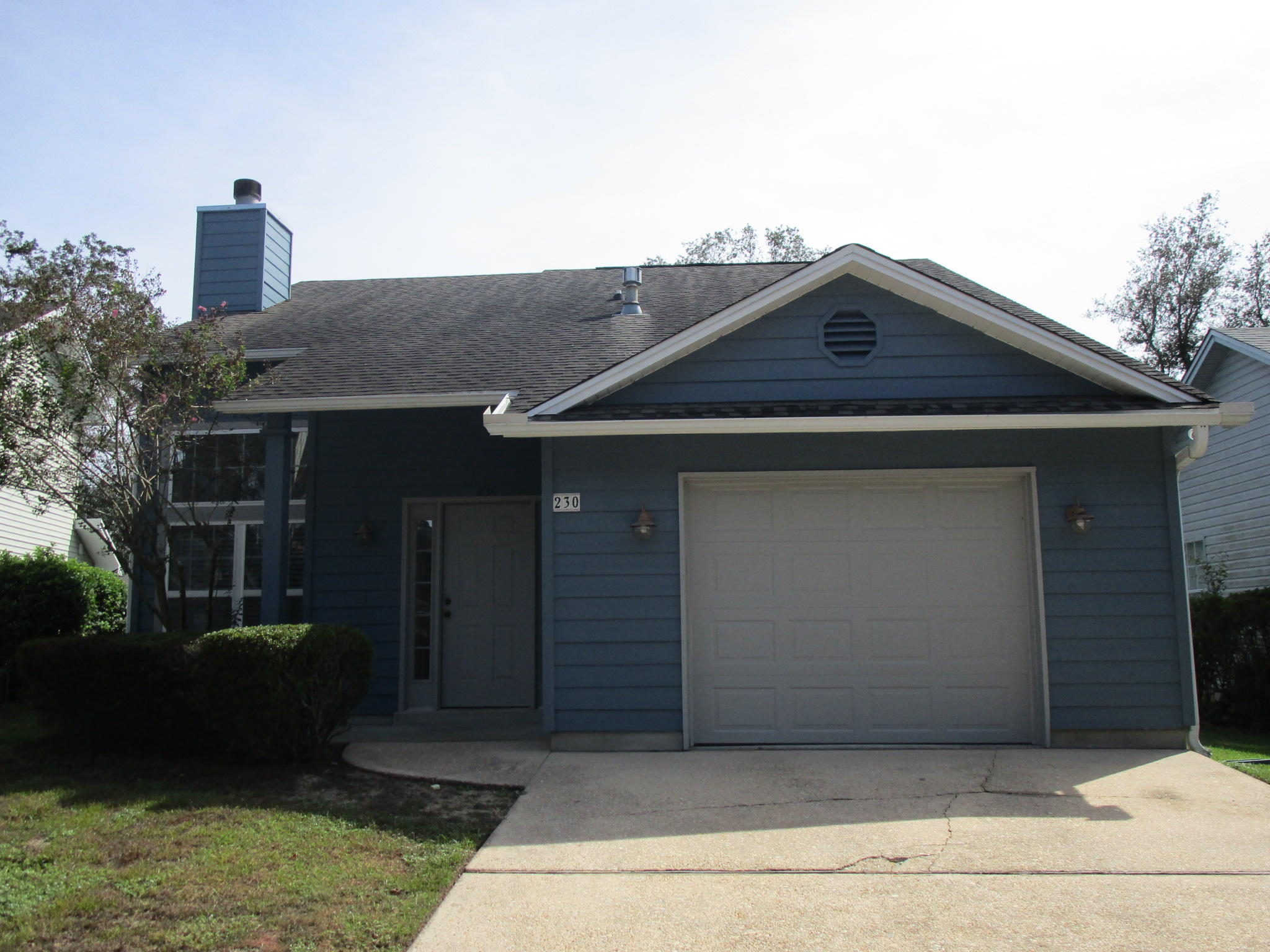 You are going to love this 3 bedroom, 2 full bath home in popular Parkwood Circle, minutes from Bluewater Bay Elementary school and the shops at Merchants Walk. Livingroom has a wood burning fireplace w/ gas lighter & cathedral ceilings w/ ceiling fan on a remote. The kitchen has granite counter tops & newer cabinets w/ large breakfast bar for casual dining in the adjacent dining area. Across the entire back of the home is a tiled, light filled florida room, open to the dining room and kitchen. Downstairs master has a large, walk in closet & door to the downstairs full bathroom. Under the stairs there is a large pantry with plenty of shelving. Up the stairs you'll find a large plant shelf & several large windows that let in tons of natural light & 2 bedrooms and 1 full bath. No Pets!