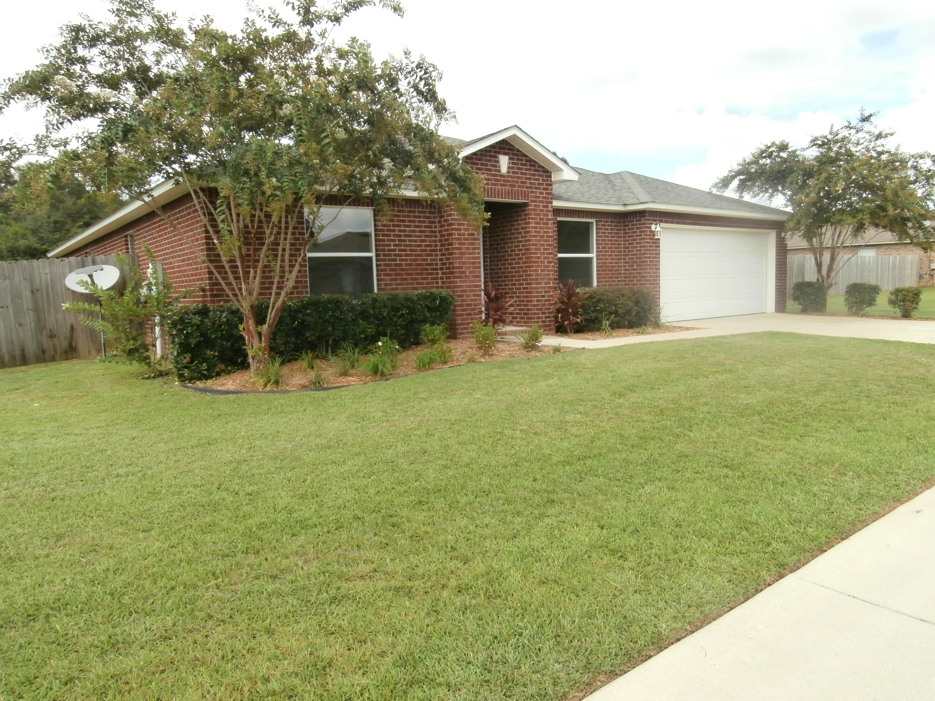 Motivated Seller!!! Seller will give $2000 toward buyer's closing costs. Move in Ready 4 bedroom 3 bath brick home located in a nice quiet subdivision. Home is freshly painted, new carpet installed in the bedrooms, New Pergo laminate wood flooring installed. New Granite countertops and backsplash in kitchen along with all new stainless steel Kenmore appliances. All the bedrooms have large closets. This home sits on over 1/2 acre lot with a privacy fenced in back yard. Home has a large back porch and a 2 car garage.
All matters of importance should be verified by buyer.