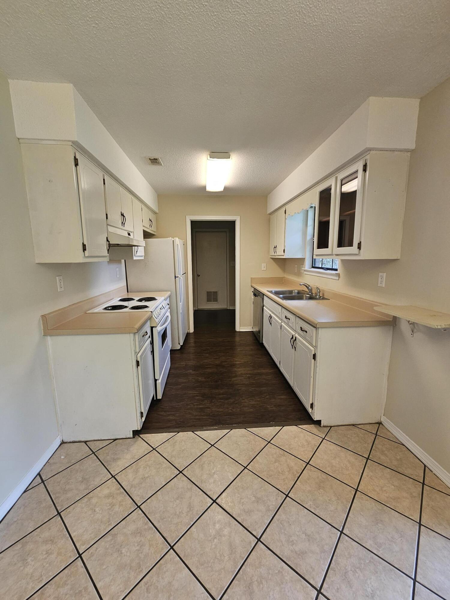 COUNTRYVIEW EST 3RD ADD - Residential Lease