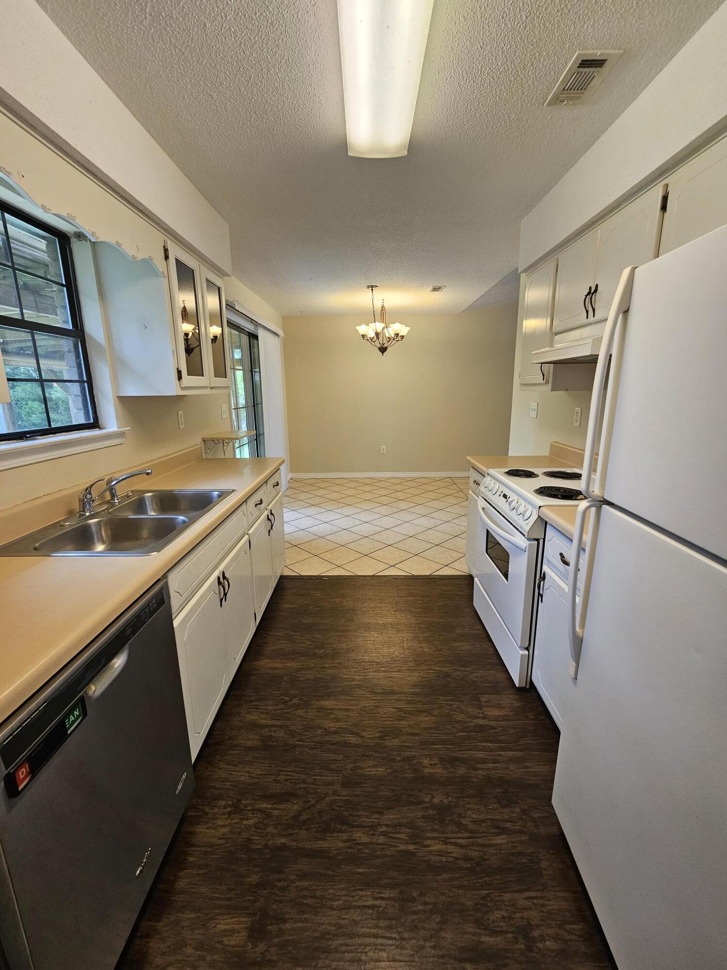COUNTRYVIEW EST 3RD ADD - Residential Lease