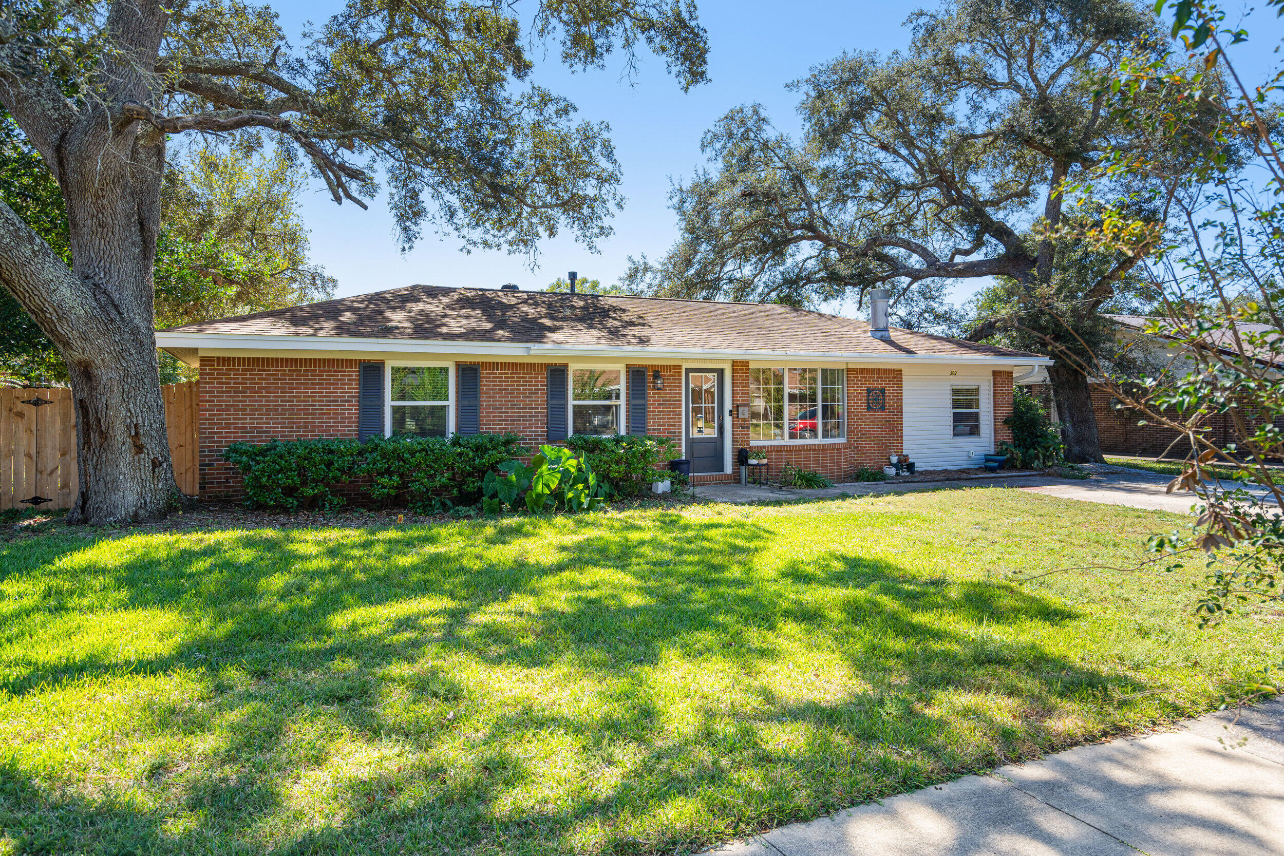 CAROL ANNE MANOR - Residential