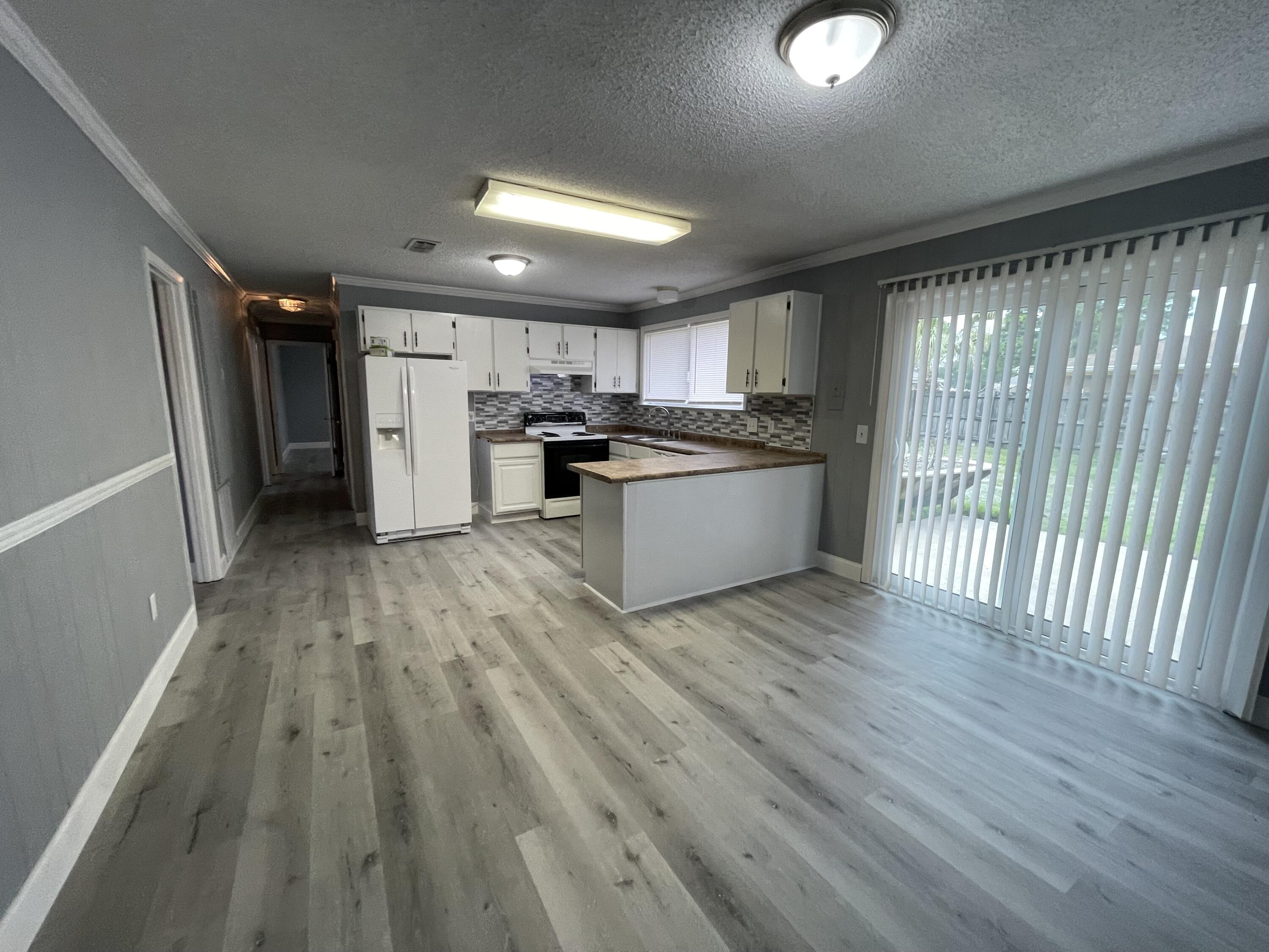 PALM ESTATES UNIT 3 - Residential Lease