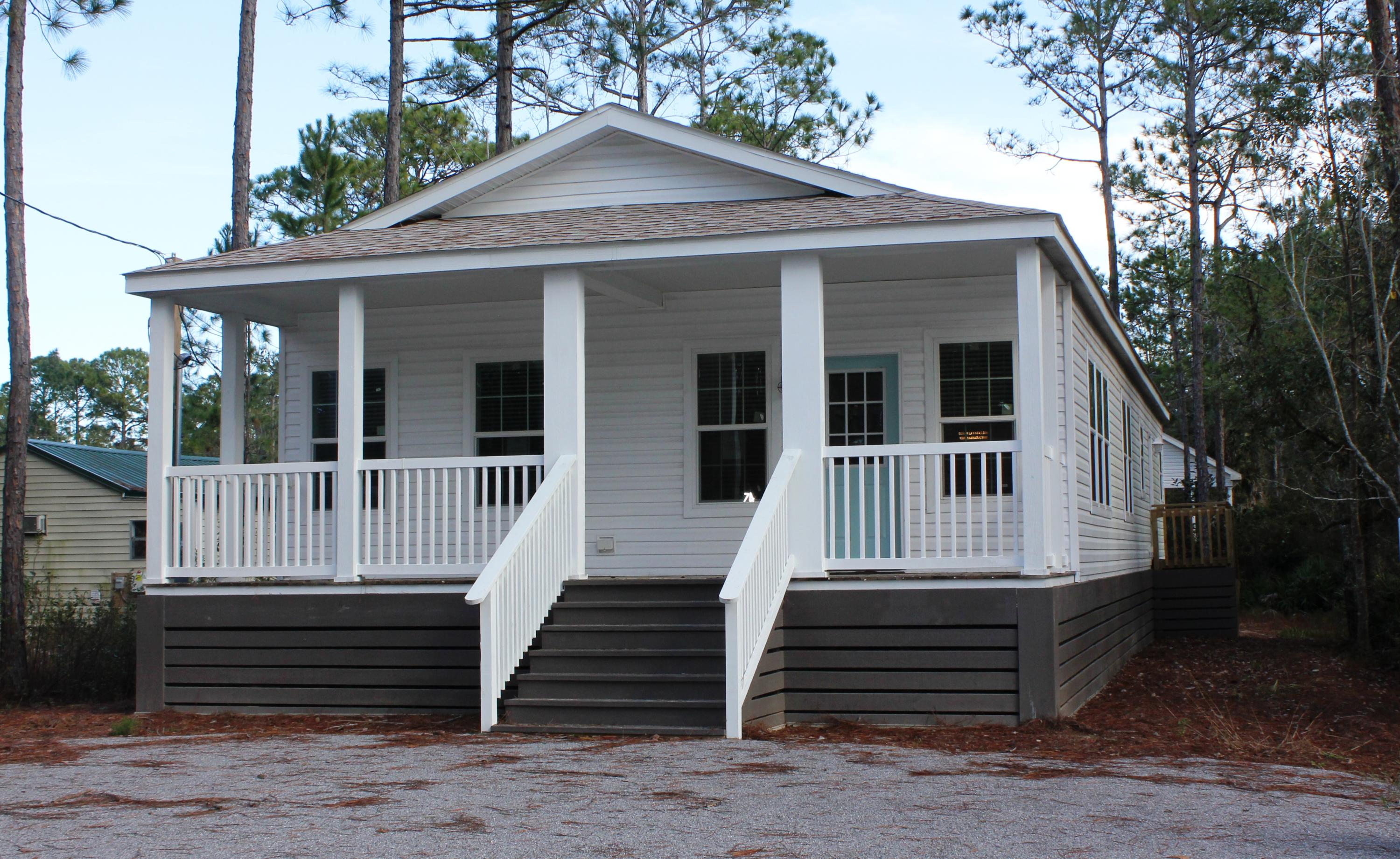 Beautiful site built home (built in 2018) with open kitchen, dining area, and den. Gleaming hardwood floors, crown molding, and French doors that look pretty open or closed. Spacious Master bath with garden tub and walk in closet. Bright cheery rooms with lots of sunlight, great for entertaining. Large front porch and back yard.