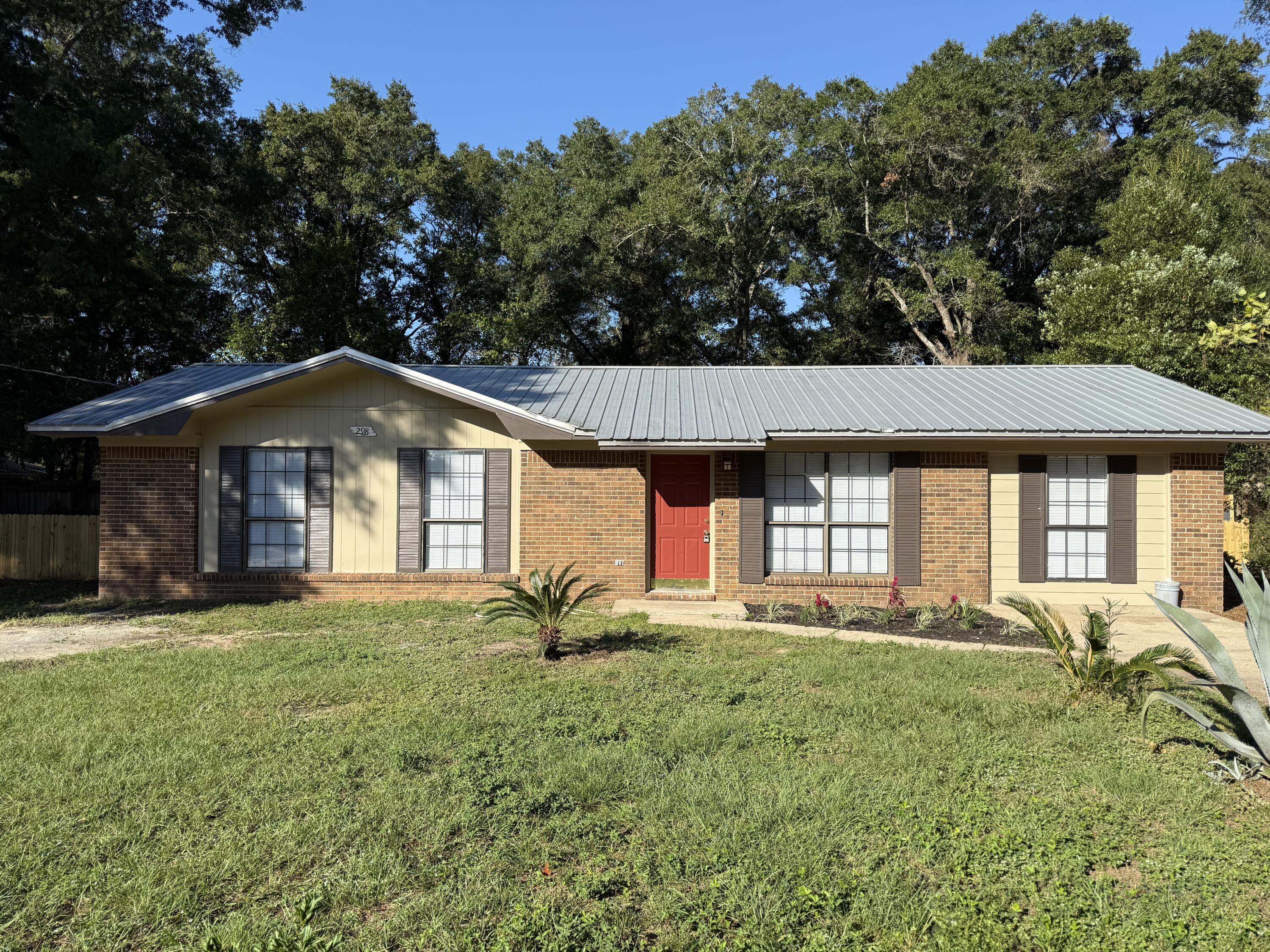 This exceptional 3-bedroom, 1-bathroom residence features a bonus room and is a must-see. Recently painted both inside and out, it boasts a spacious living area upon entry, seamlessly connected to the dining area. The kitchen is equipped with a new stainless steel refrigerator and a glass top stove. All three bedrooms are conveniently located on the left side of the home. The bonus room offers ample space, making it suitable for an office, playroom, or even a pool table. The choice is yours. Additionally, a small outbuilding is located in the backyard.