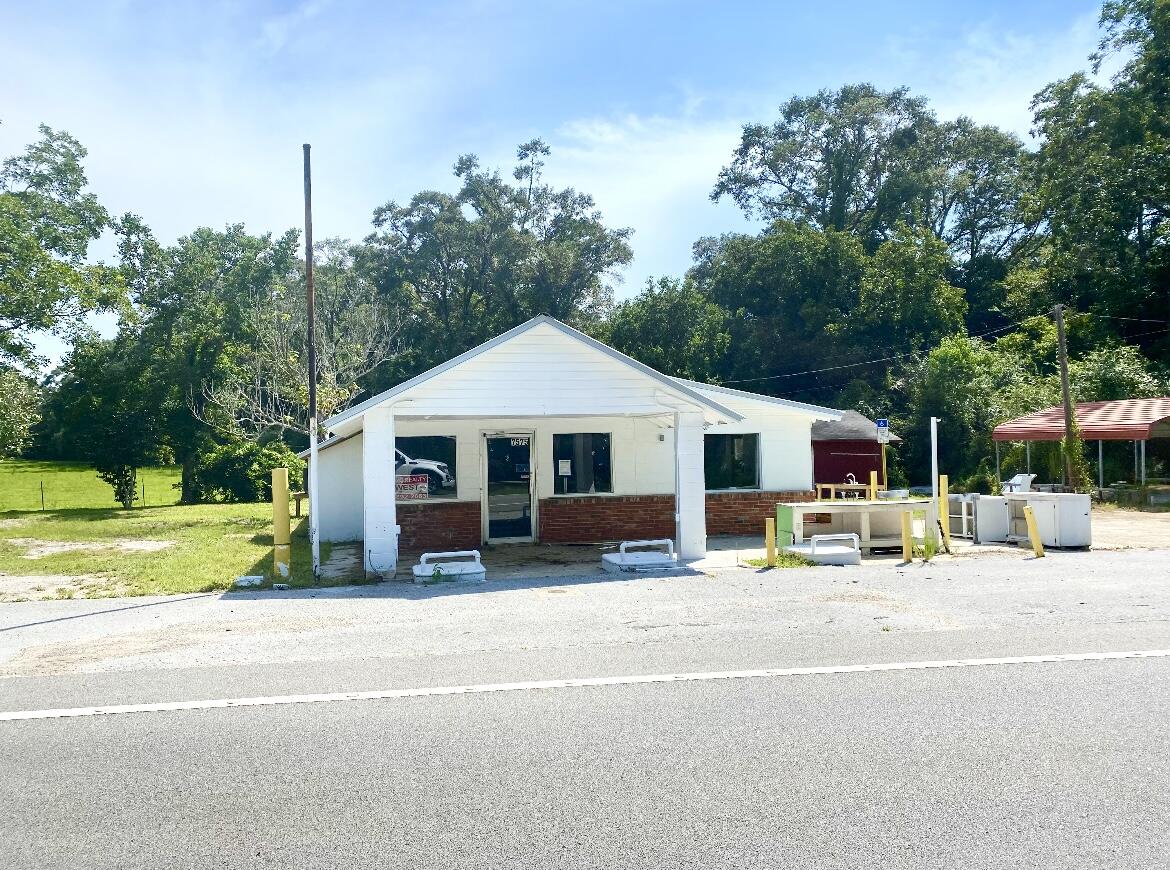 Great commercial location for a small business in the country.  Presently being used as a florist.  
1120 s.f. block building that has been updated in the last five years.   Call today for an appointment.