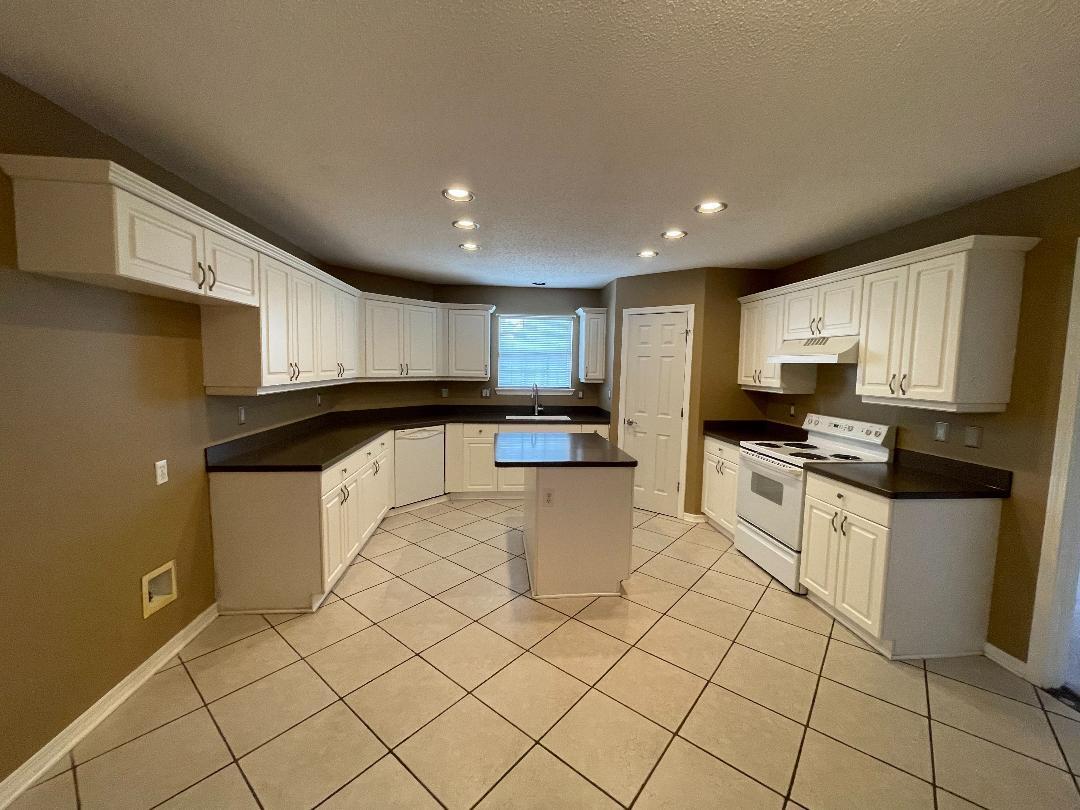 COUNTRYVIEW ESTATES - Residential Lease
