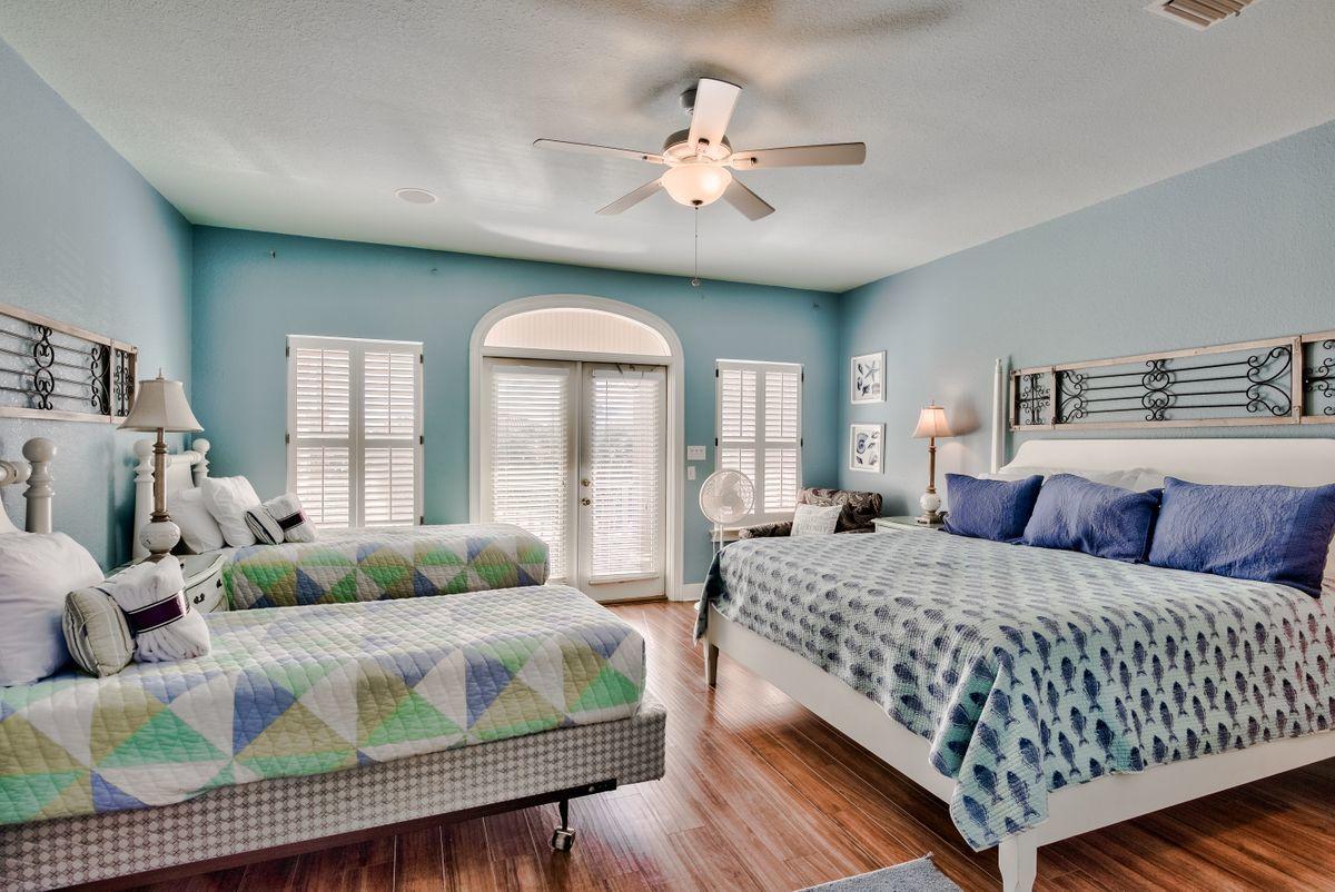 CRYSTAL SHORES - Residential