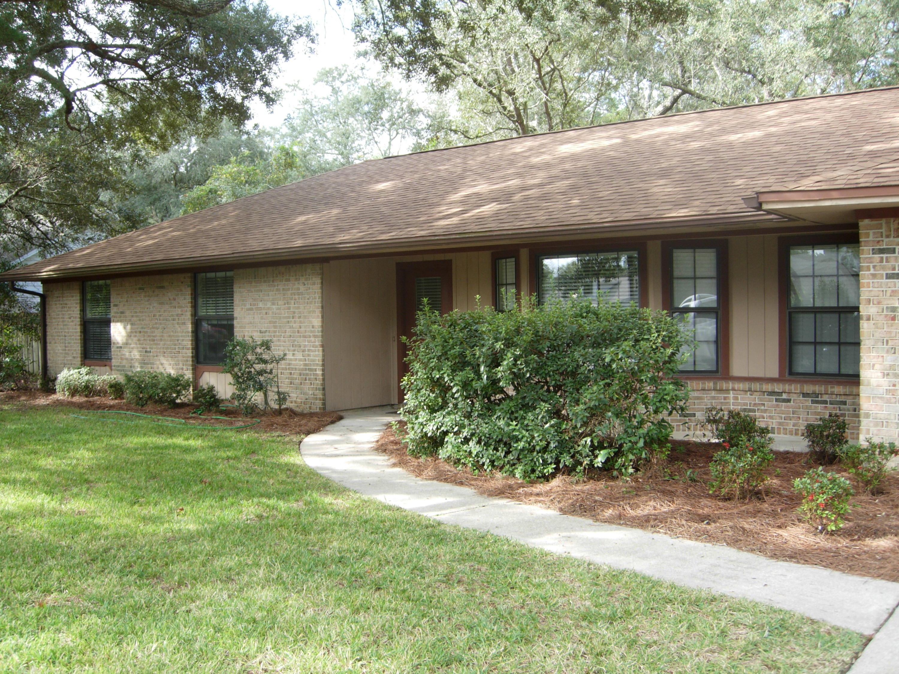 Secluded 3/2 Bluewater Bay single family home. All brick home features a formal living room, family room, cook's kitchen with granite counter tops, 2' faux white blinds throughout, inside laundry room, lawn sprinklers & lawn pump. Owner will consider one small dog or 1 cat with a nonrefundable pet fee.  Any pet must be spayed/neutered, housebroken and current on all shots.  Reminder**anyone 18 or over wishing to live in the home must fill out an application. ** Tenants are required to carry Renter's Liability insurance while occupying the home
