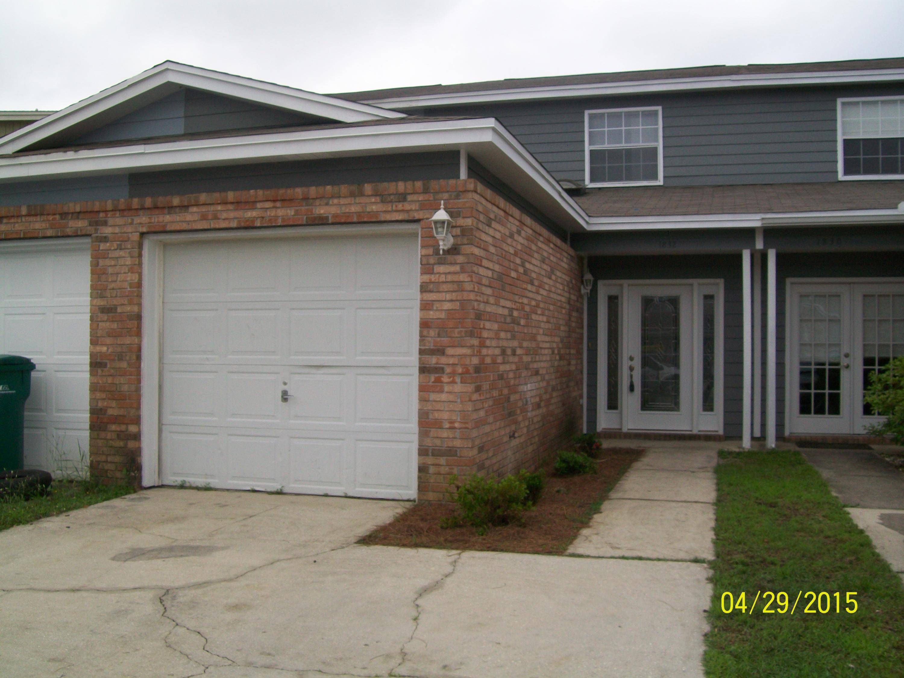 Very nice and updated unit, convenient location, inside laundry. Spacious living area and cathedral ceilings with master suite downstairs. Fenced back patio with storage room. Available July 25.
