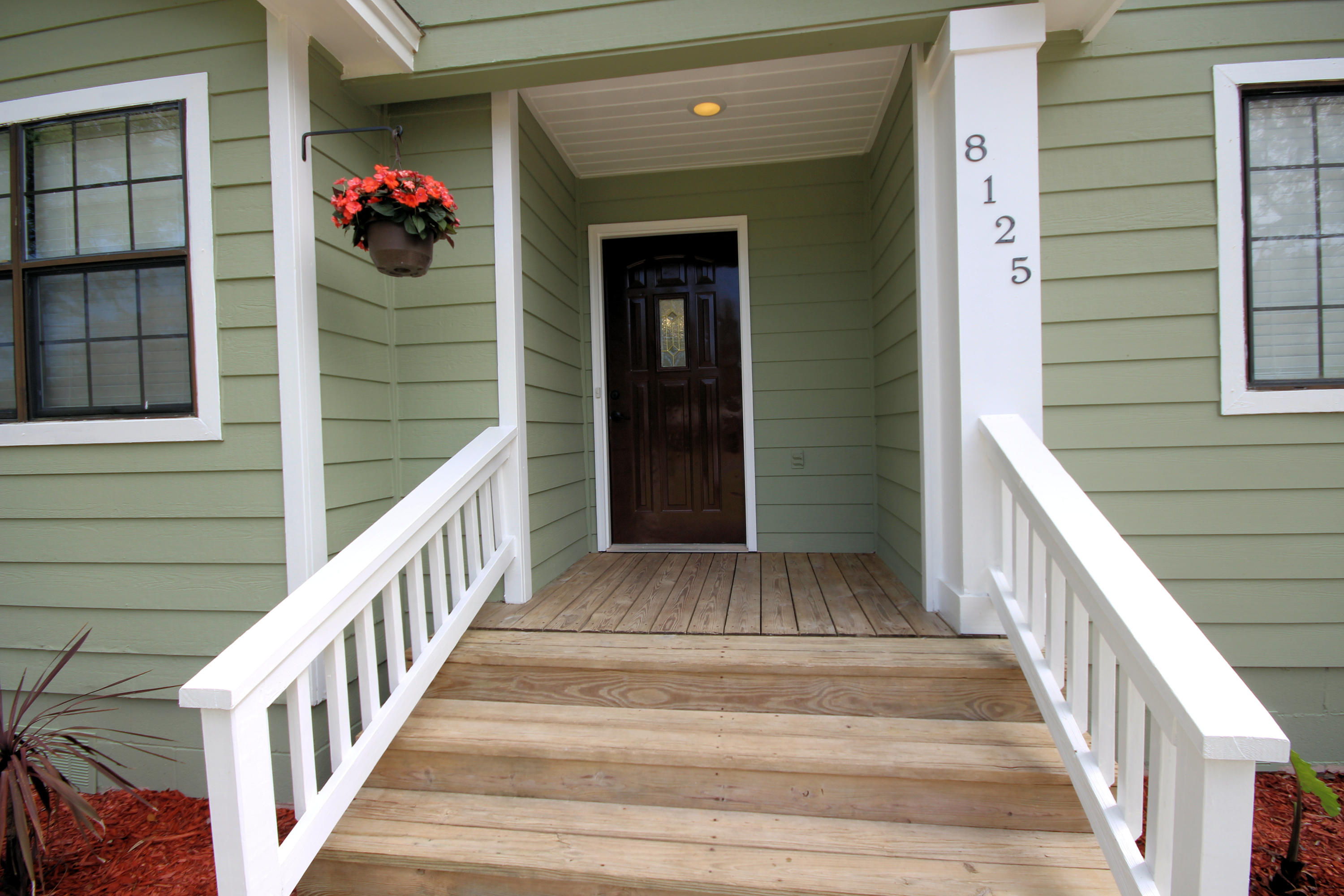 Renovated turn-key Four Bedroom Florida cottage in the heart of Navarre. Renovation highlights include new kitchen cabinets, granite counter tops and stainless appliances, new bathroom surrounds, vanities and Granite tops, new exterior and interior paint, new lighting, plumbing fixtures, and laminate floors throughout. Huge 24'x16' bonus room that can be used as a family room, den, office, media room, playroom, extra bedroom or extra storage! Home is perfect for entertaining with the kitchen central to dining. The living room is a sprawling entertainment space that flows outside to the screened porch and privacy fenced back yard. Large double gate for parking your boat and storage shed. Close to beaches,shopping, and Hurlburt Air Force Base!