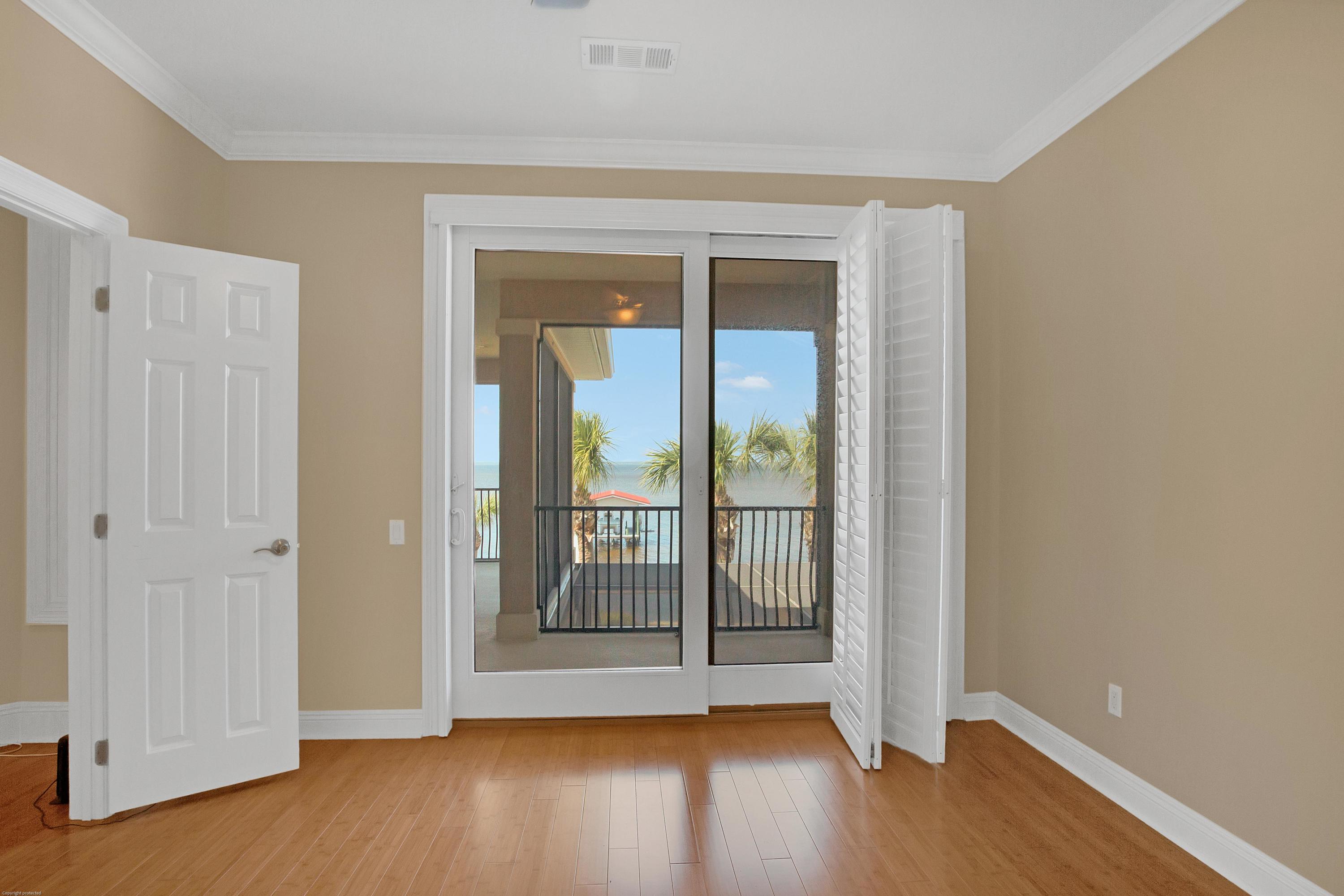SUNBURST ON THE BAY - Residential