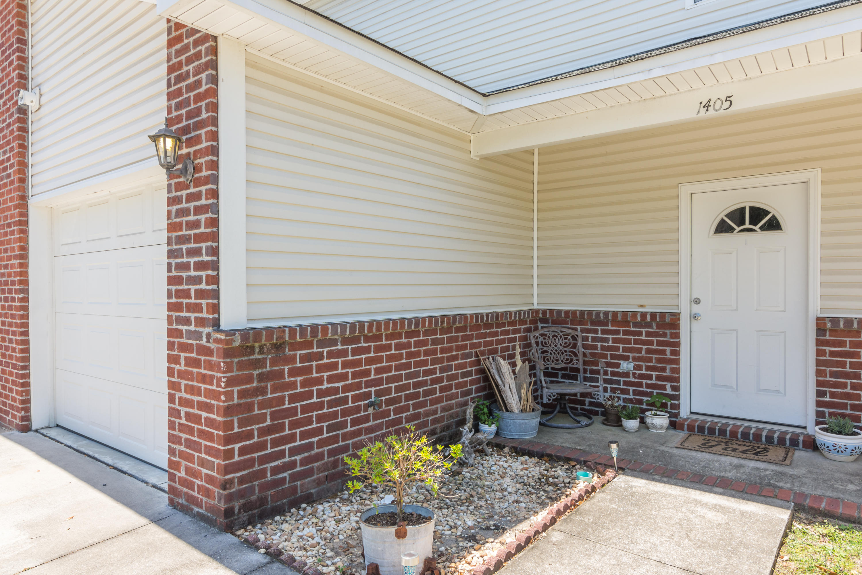 Wonderful townhouse in central Niceville, FL location. This townhouse is convenient to Eglin AFB and EOD training as well as grocery stores, restaurants and schools. Additionally, this is a short drive to Lions waterfront park and the Niceville children's park and library. The home features 3 bedrooms and 2 and half baths and includes lawn maintenance, a termite bond and pest control in the low quarterly dues. Call today to schedule your appointment.