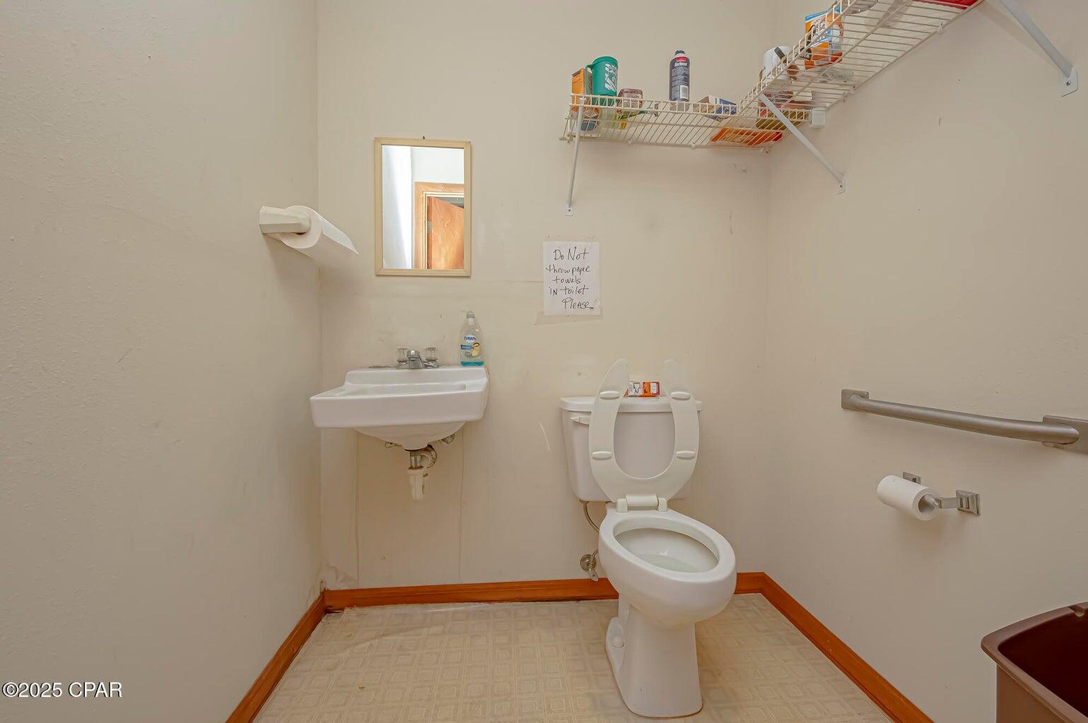 Main image without alt text