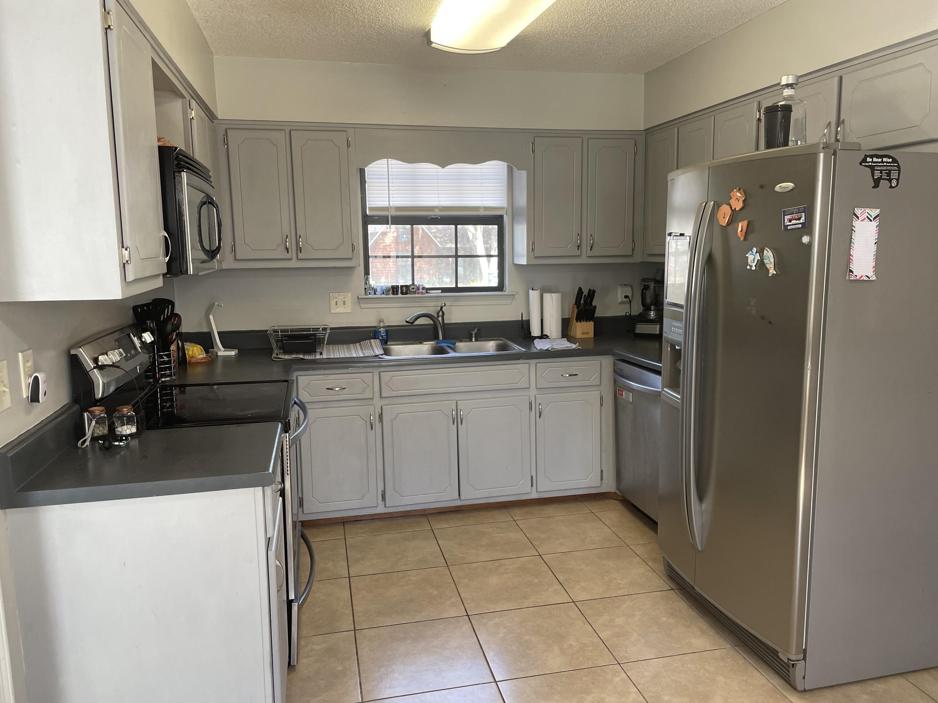 COUNTRYVIEW ESTATES 1ST ADDN - Residential Lease