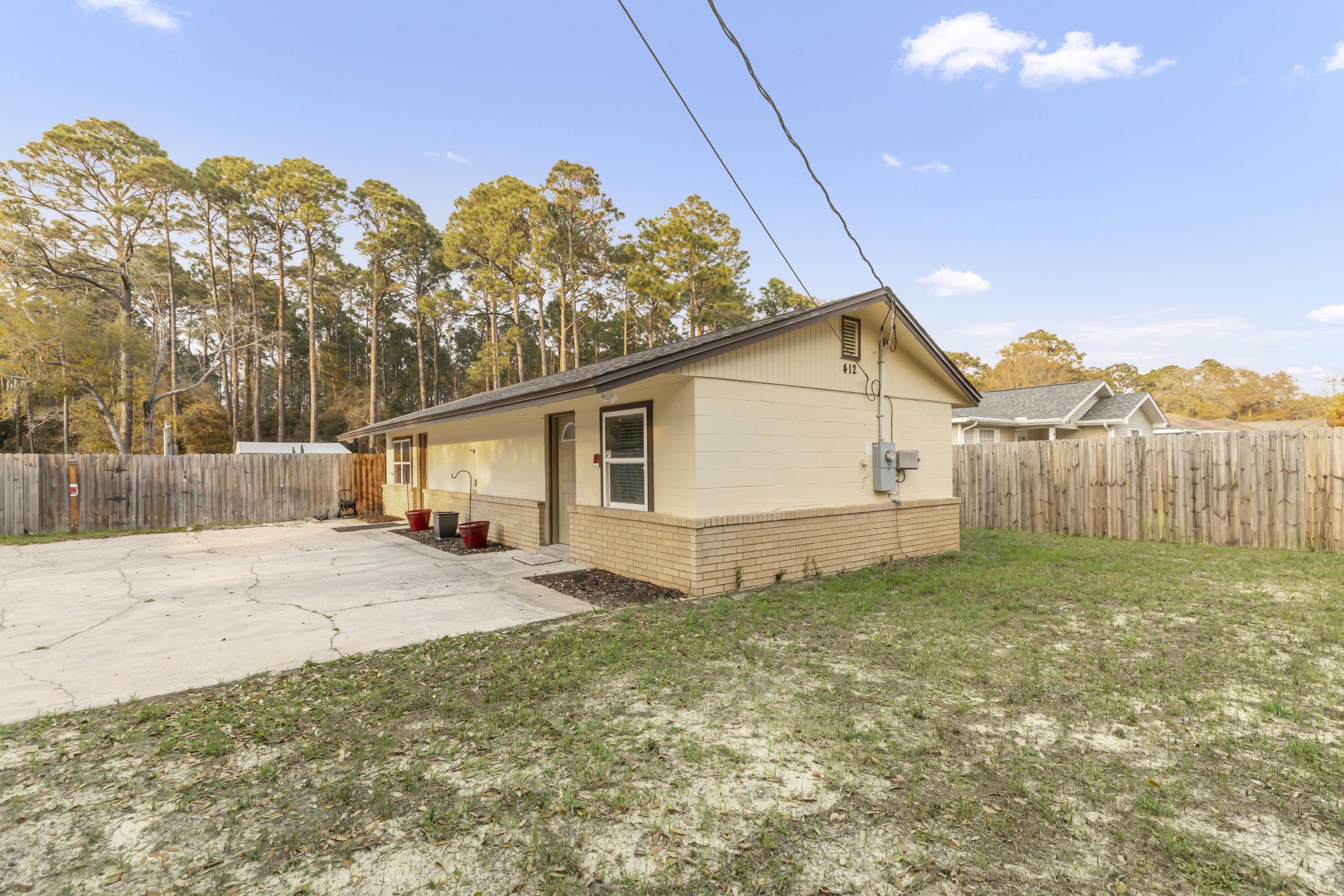 Tastefully funished and decorated  
This is a 2 bedroom, 1 bathroom single story home that is updated, clean, and on a large lot. All furnishings are included. Tenant is responsible for utilities (power, water, sewer, trash) 
Available now for a 12 month lease