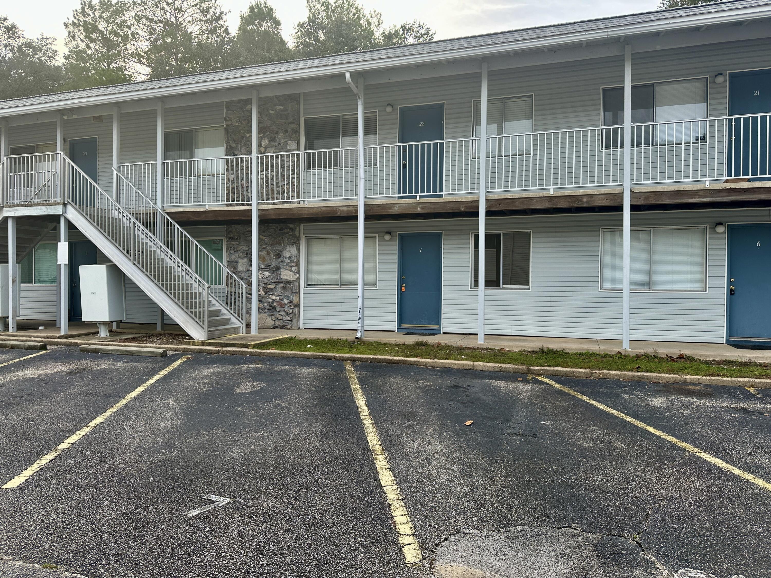 This 1st floor 1 bedroom, 1 bath condo in the heart of Niceville is next to NWF State College with an easy commute to schools, shopping, bases, and the beach! Unit has no carpet... Rent includes water, garbage! On Site Laundry facilities. NO smoking and NO pets allowed.