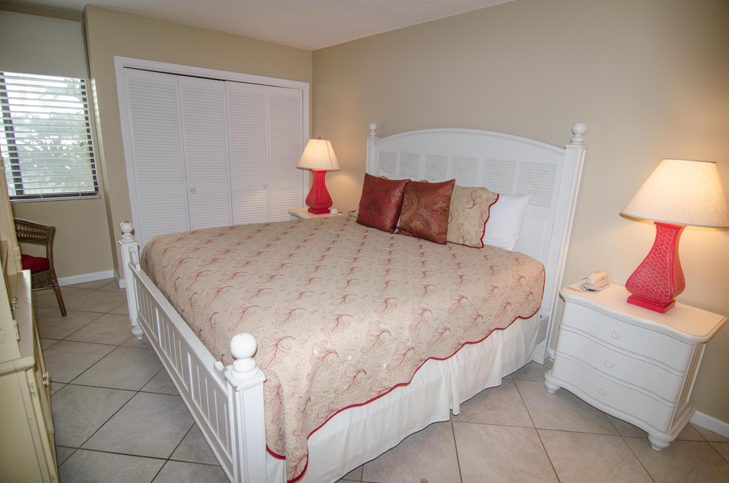 HOLIDAY SURF & RACQUET CLUB - Residential