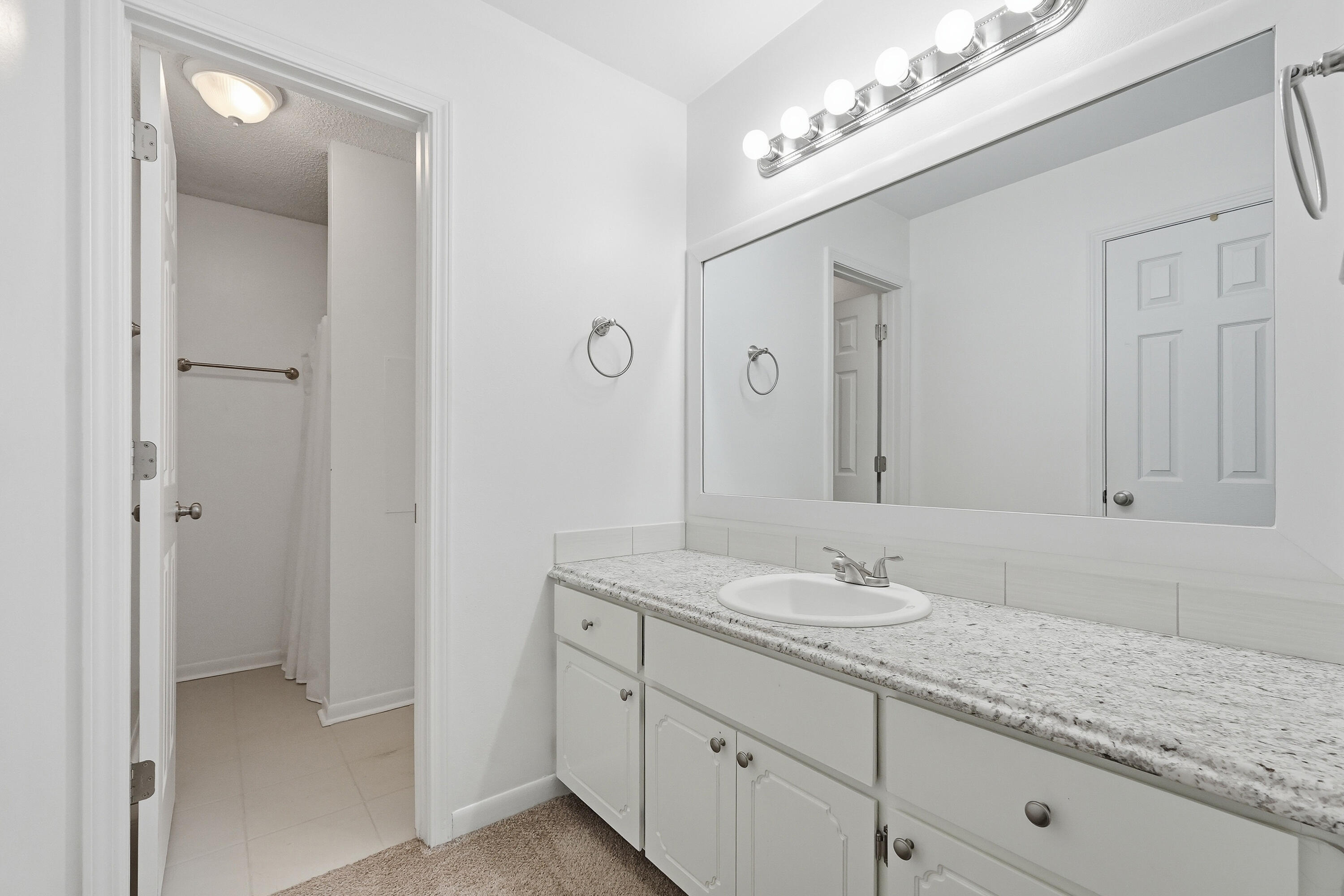 WHISPERING OAKS - Residential