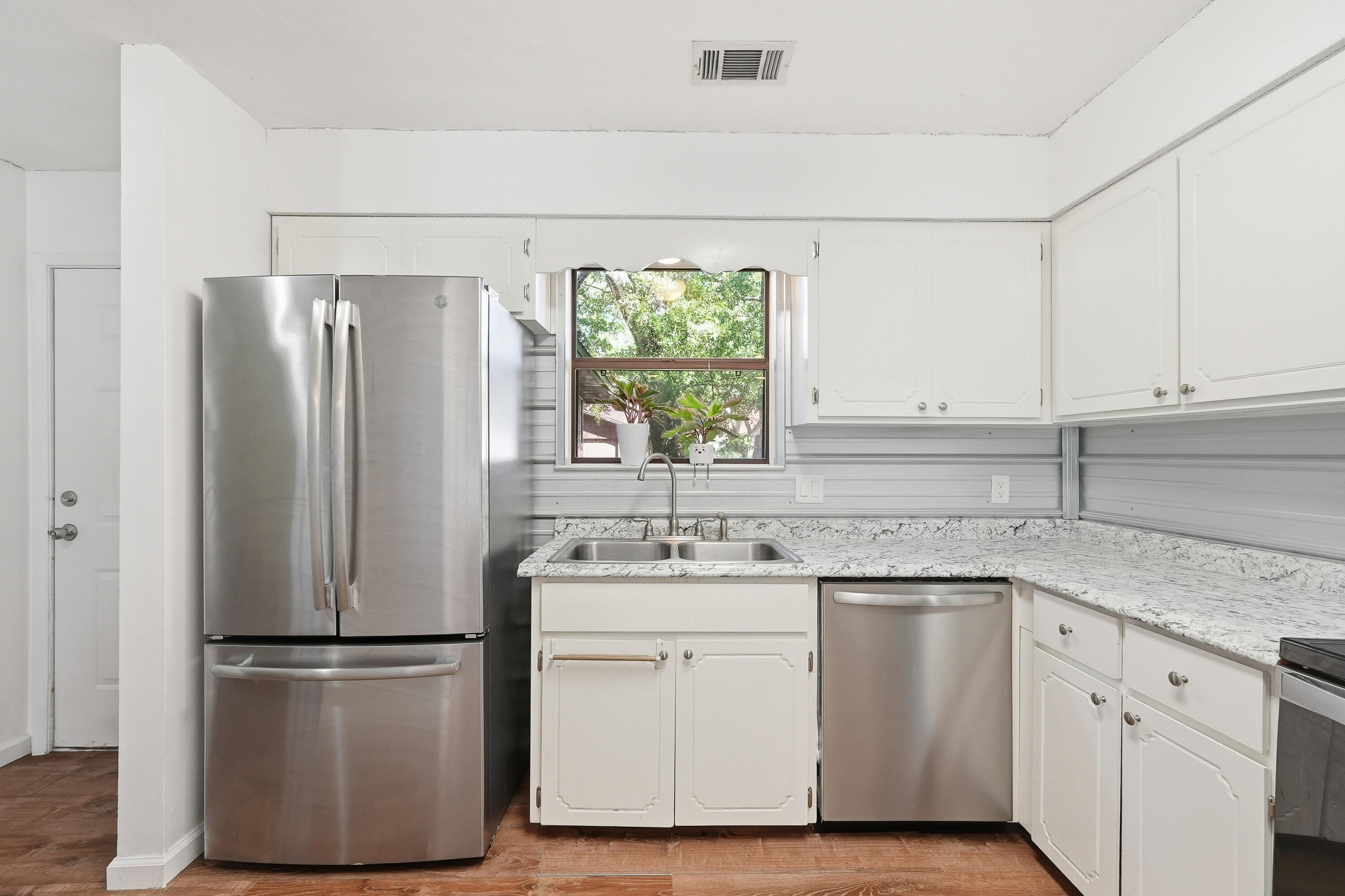WHISPERING OAKS - Residential