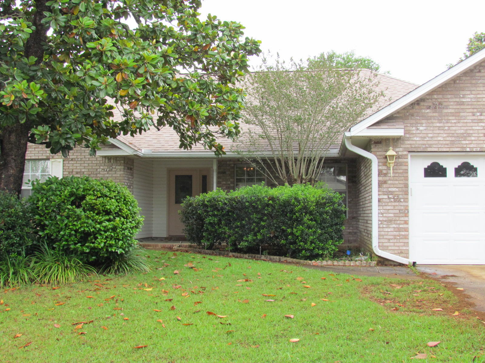 Lovely 4 bed, 2 bath family home. Large great room, dining area, and kitchen with eat in area. Screened porch leads to privacy fenced back yard. Split floor plan, large closets.Kitchen has all appliances, refrigerator is not warranted. Master bath garden tub, jets non operational. Owner will consider a pets with a yearly $250 pet fee and one time $250 pet deposit per pet. Owner must meet pet. Two car garage with automatic garage door opener. Rent is $1800 or $1750 for active duty military. Available July 1.