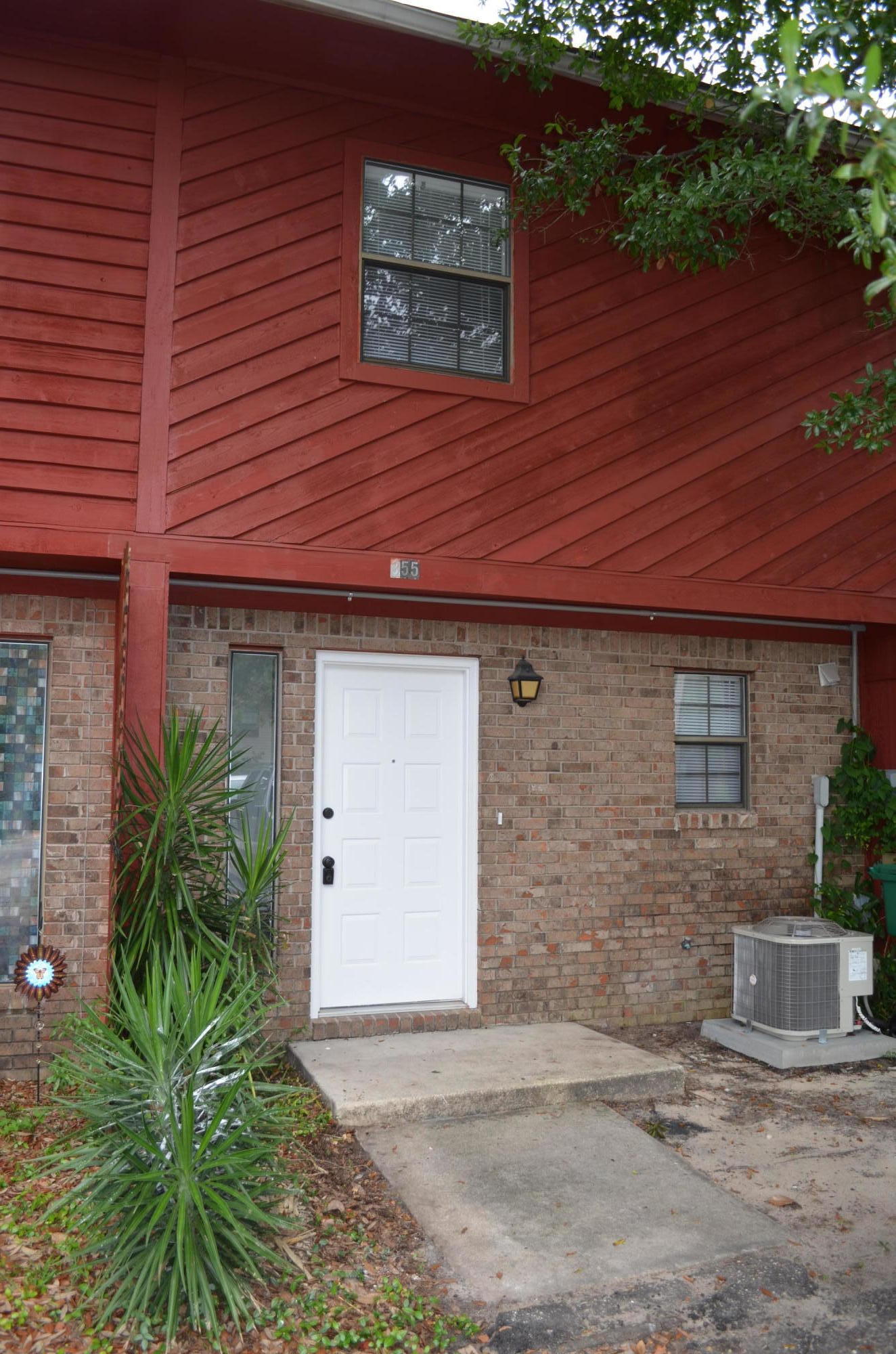 Perfectly situated in the middle of Fort Walton Beach between both bases. This property boasts new paint, carpet, appliances and updated bathrooms. Call to schedule an appointment. Available June 15th.